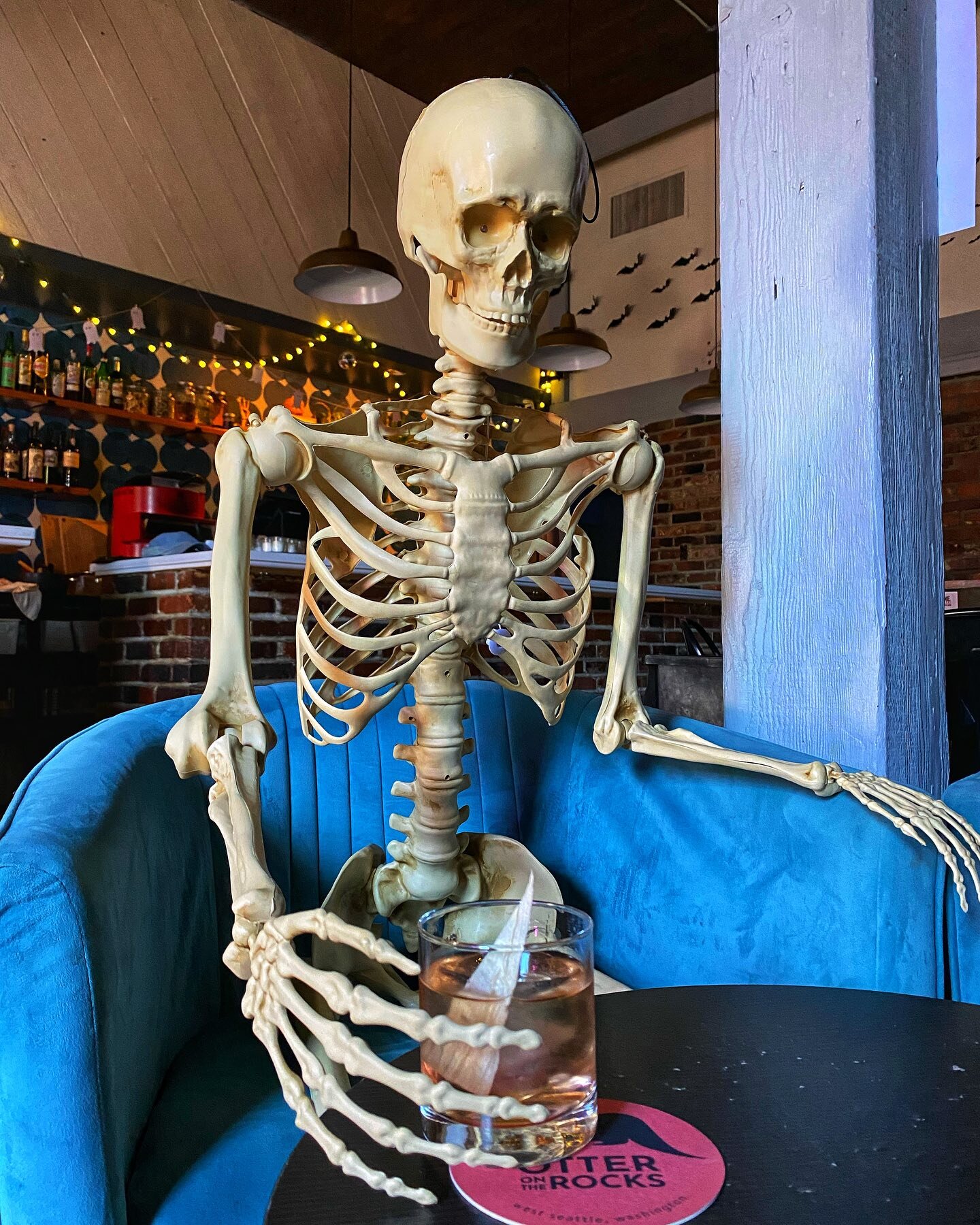 💀 Philipo is his name! What is he drinking? Seize the Maize - a perfect cocktail for this sunny fall evening. Reposado tequila, Nixta (roasted corn🌽 liqueur), mole bitters, demerara. Bright and complex (just like Philipo&rsquo;s past life) 😂 Join 