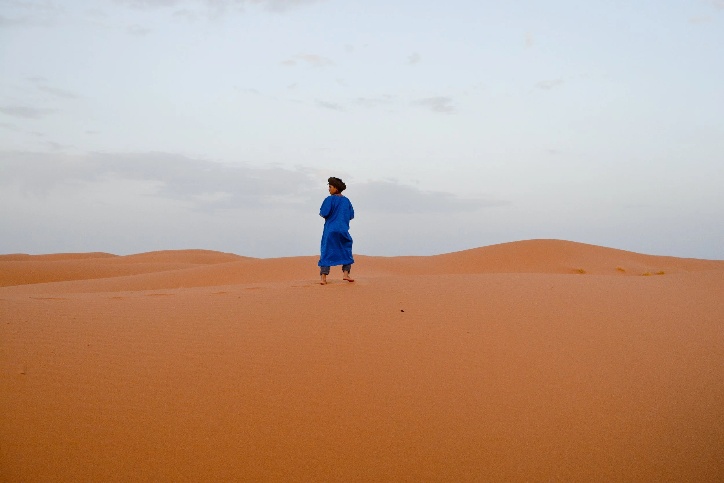 Hombre en medio del Sahara.jpg