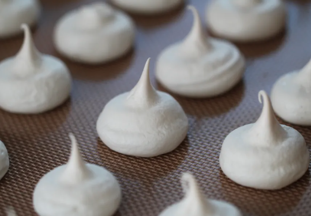 Lime Meringue Kisses