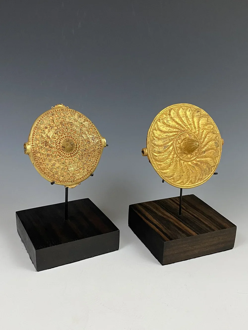 Asante Pectorals “Soul Washer’s discs”
(Akrafokonmu), Ghana. Cast gold alloy (left) 12cm, and wood covered with gold foil (right) 13cm.
Pectorals were worn as a sign of rank and allegiance of the royal families at the festivities. They are worn by di