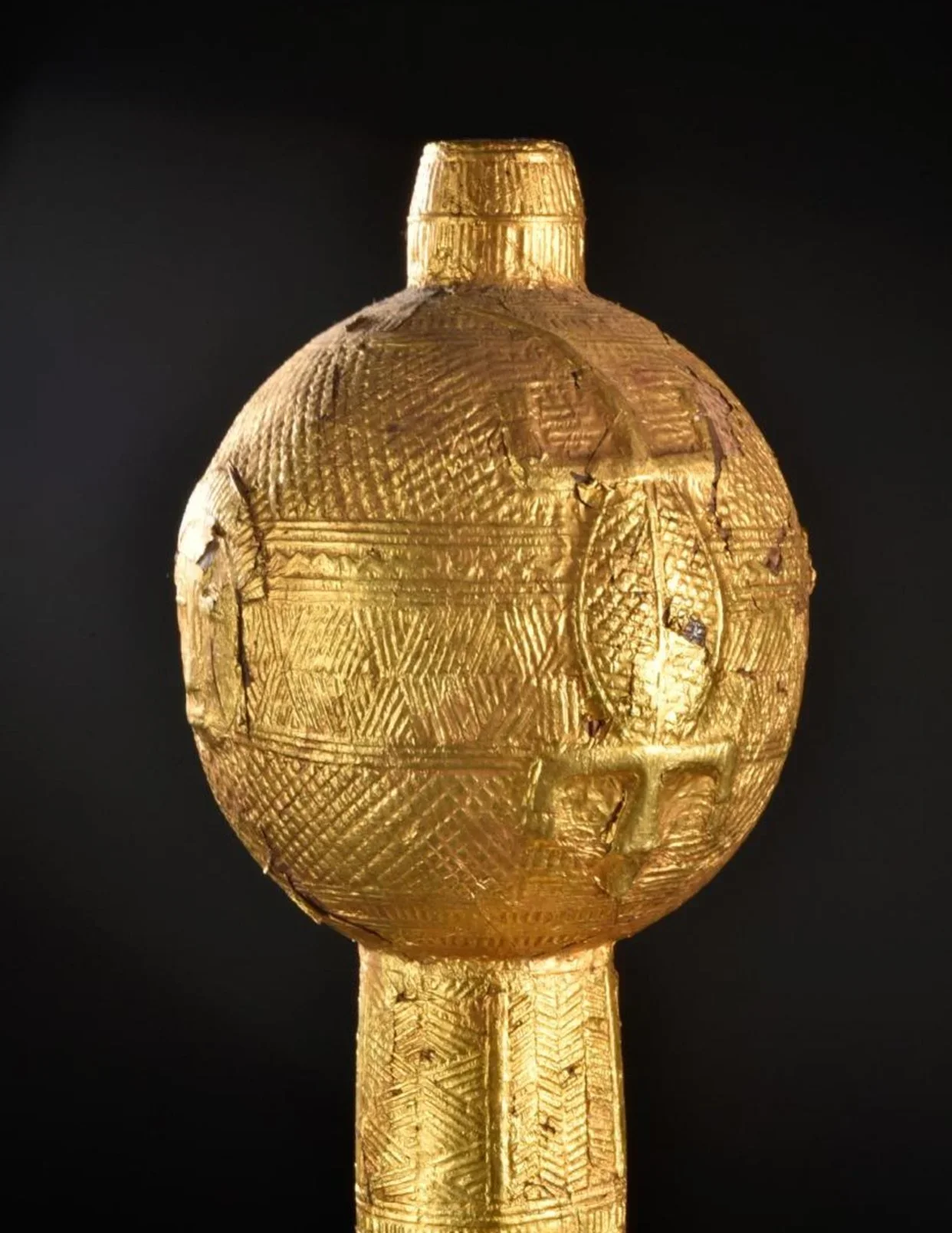 Akan double-edged ceremonial sword, "afena", Côte d'Ivoire. Wood, covered with gold foil, iron. H 57 cm. Provenance: Estate of René David (1928-2015), Zurich. Exhibited: Musée International du Golfe de Guinée, Togo (2005-2011).