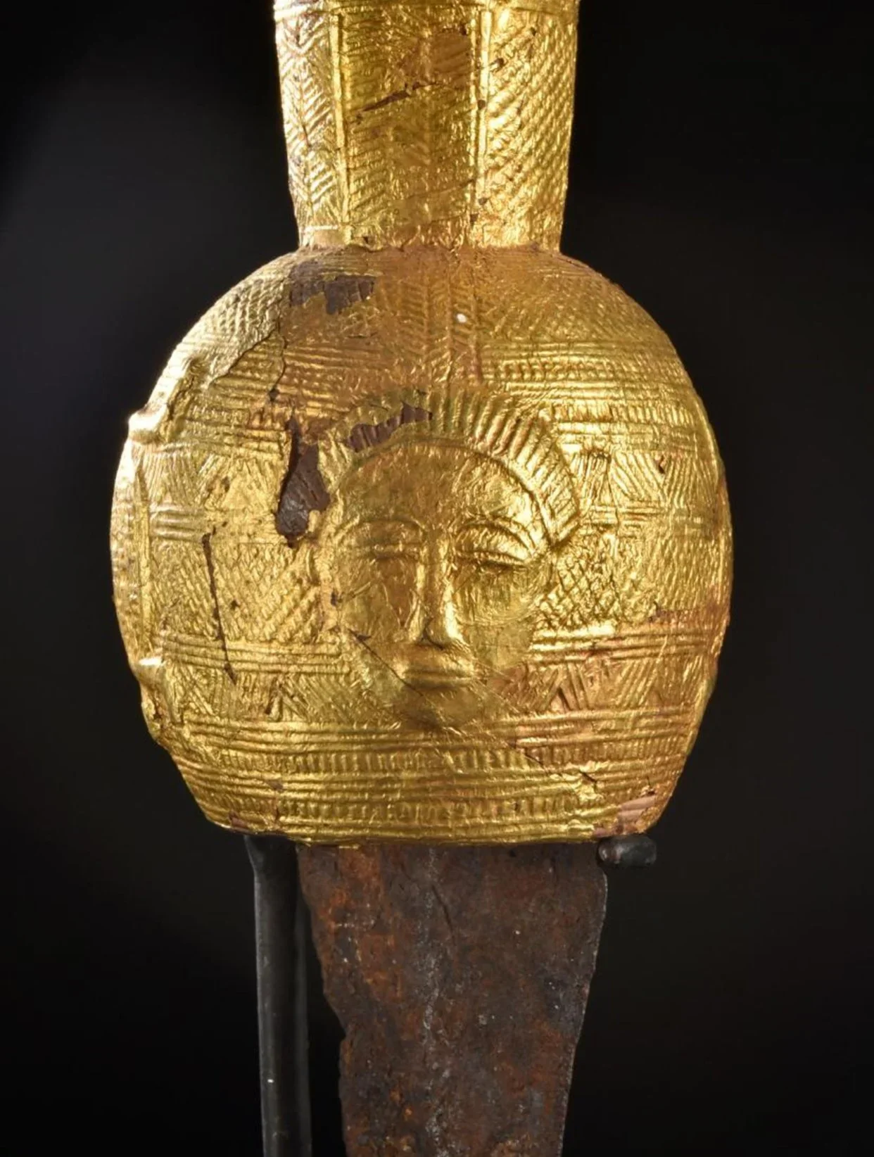 Akan double-edged ceremonial sword, "afena", Côte d'Ivoire. Wood, covered with gold foil, iron. H 57 cm. Provenance: Estate of René David (1928-2015), Zurich. Exhibited: Musée International du Golfe de Guinée, Togo (2005-2011).