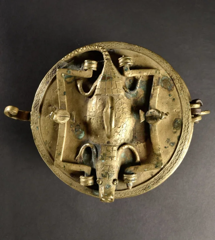 Lidded container, "kuduo" Asante, Ghana. Brass. H 23 cm. Kuduo vessels originally came from northern regions and found their way into the Akan culture through the earliest trade relations, where they served various functions, including rituals, as va