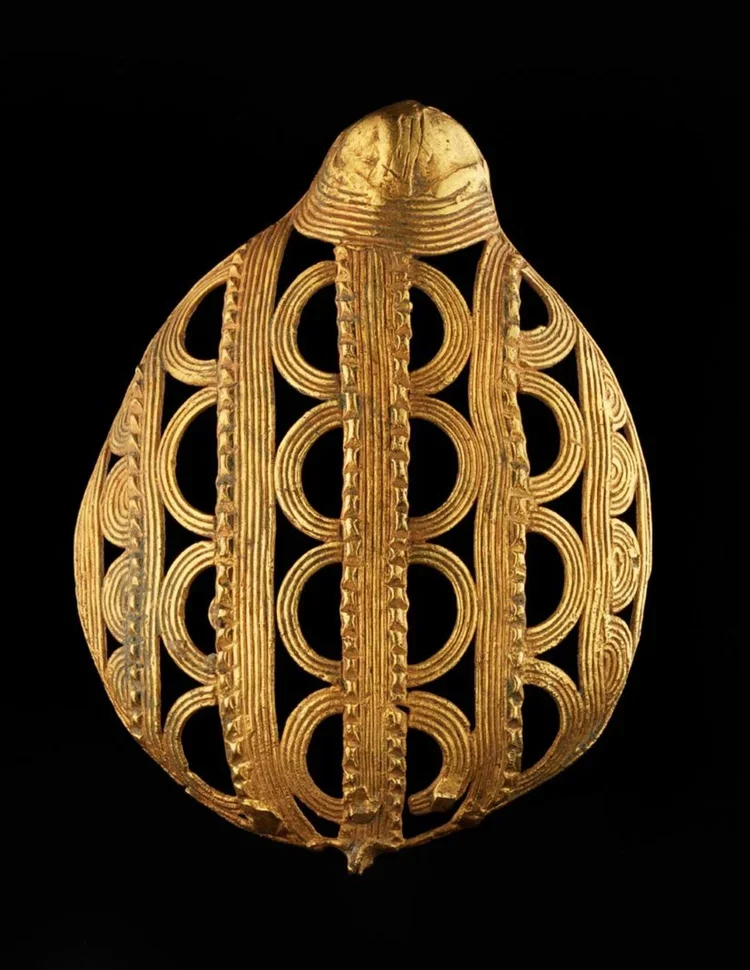 Akan pendant in the form of a beetle. Côte d’Ivoire. Cast gold alloy, H 7 cm. Published: Lüthi, Werner & David, Jean (2009). Exhibition catalog: Helvetic Gold Museum Burgdorf. Gold in the art of West Africa. Zurich: Galerie Walu, p. 38. Exhibited: 20