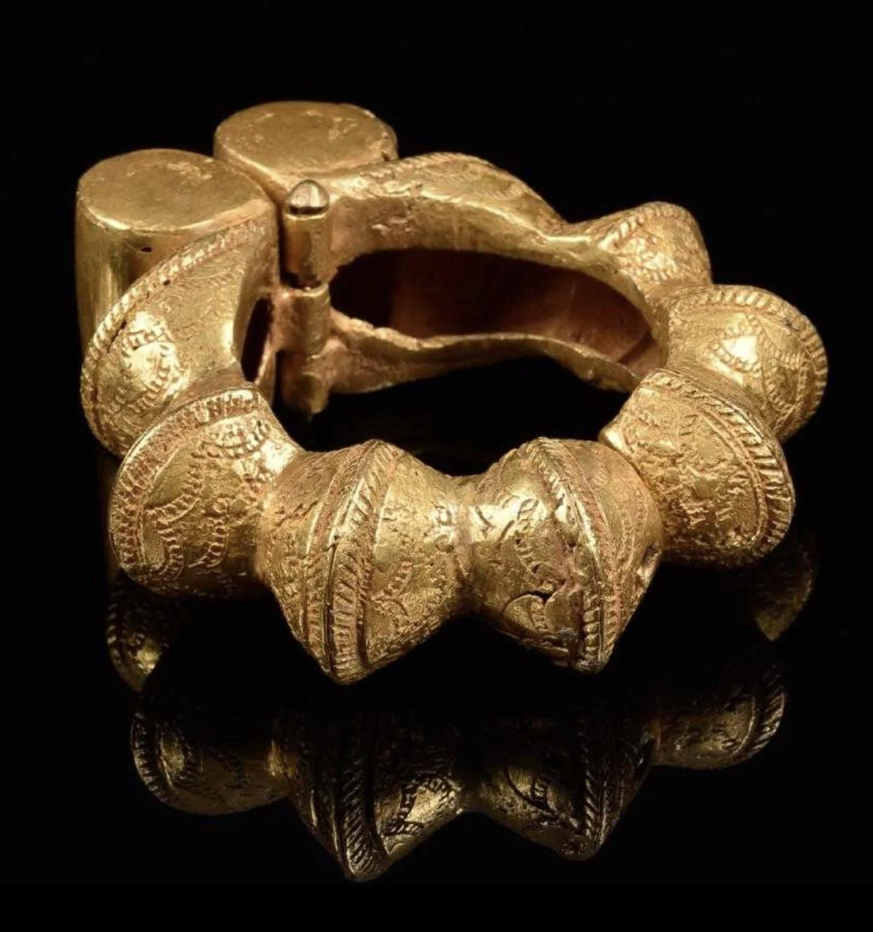 Asante hinged bracelet (babadua), cast gold, 7.9 cm. This design represents the segmented cane babadua and is usually associated with queen mothers, strength, and resilience. Ex Gallery Walu, Zurich. Ex Rudolf and Leonore Blum, Zumikon, Switzerland
