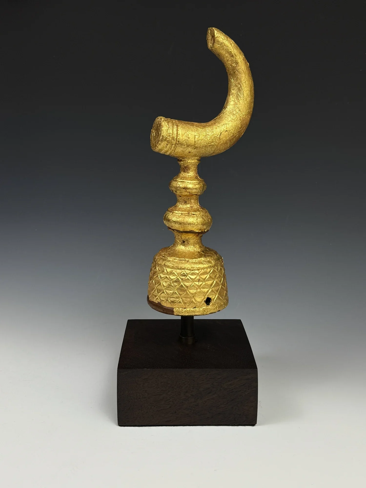 Asante Umbrella finial (ntuatire). Wood covered with gold foil. 25cm The structure represents the war horn (akoben). It is a widespread umbrella finial motif that is also used in gold weights and headdresses.
Published: Lüthi, Werner & David, Jean (2