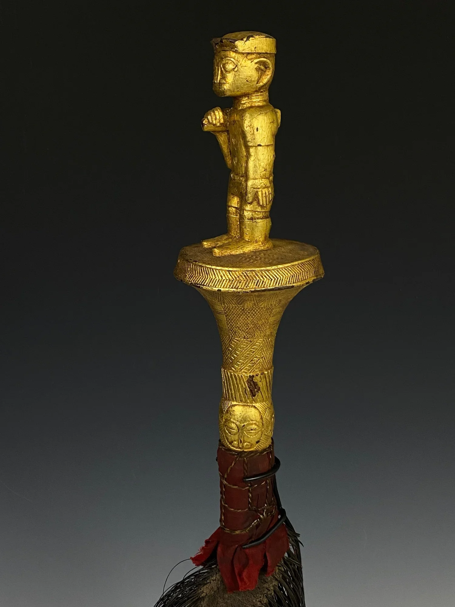 A fly whisk made of an elephant tail is known as “mena”. Wood, covered with gold foil, elephant tail/ hair, textile. H 70 cm. “At one time elephant tail fly whisks (mena) were ubiquitious in the courts of many Akan chiefs. At the Asante Odwira festiv
