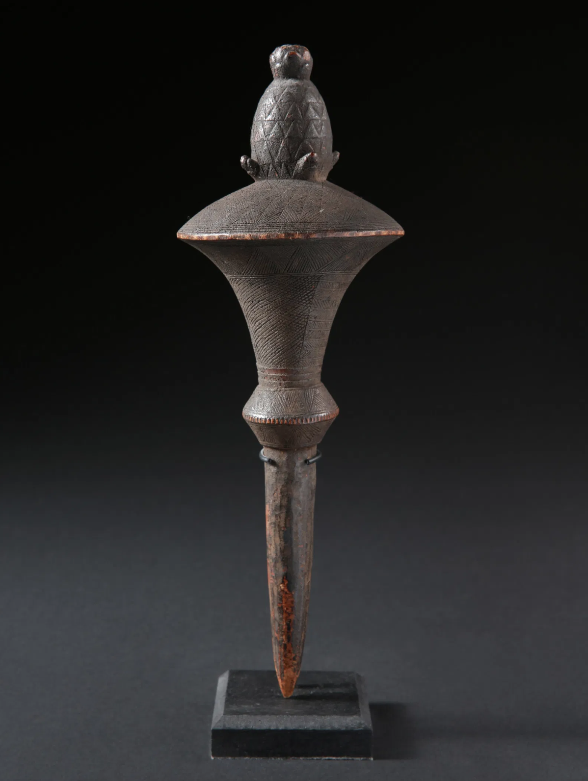 aule fly whisk handle, "nandwa blawa", Côte d'Ivoire. Wood. H 33 cm. The pineapple finial said to represent sovereignty to the Akan in chief’s regalia can also be interpreted as the pineapple takes time to mature and won’t be sweet if eaten early — a