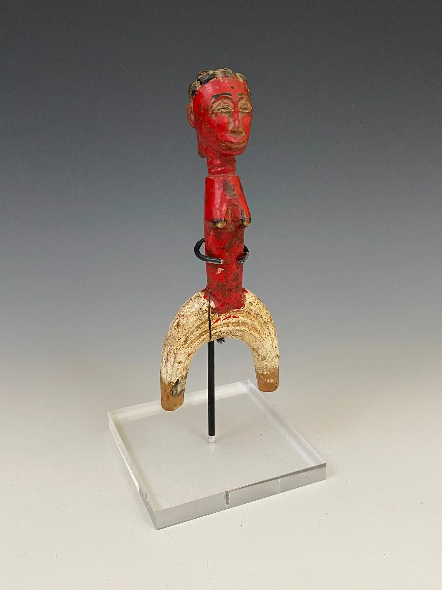 Figurative Slingshot, "potomowaka" Akan, Ghana / Côte d’Ivoire, Wood. H 17.5 cm. Estate of Madeleine and Jean-Jacques Keller (Abidjan until 1980, then Rheinfelden).