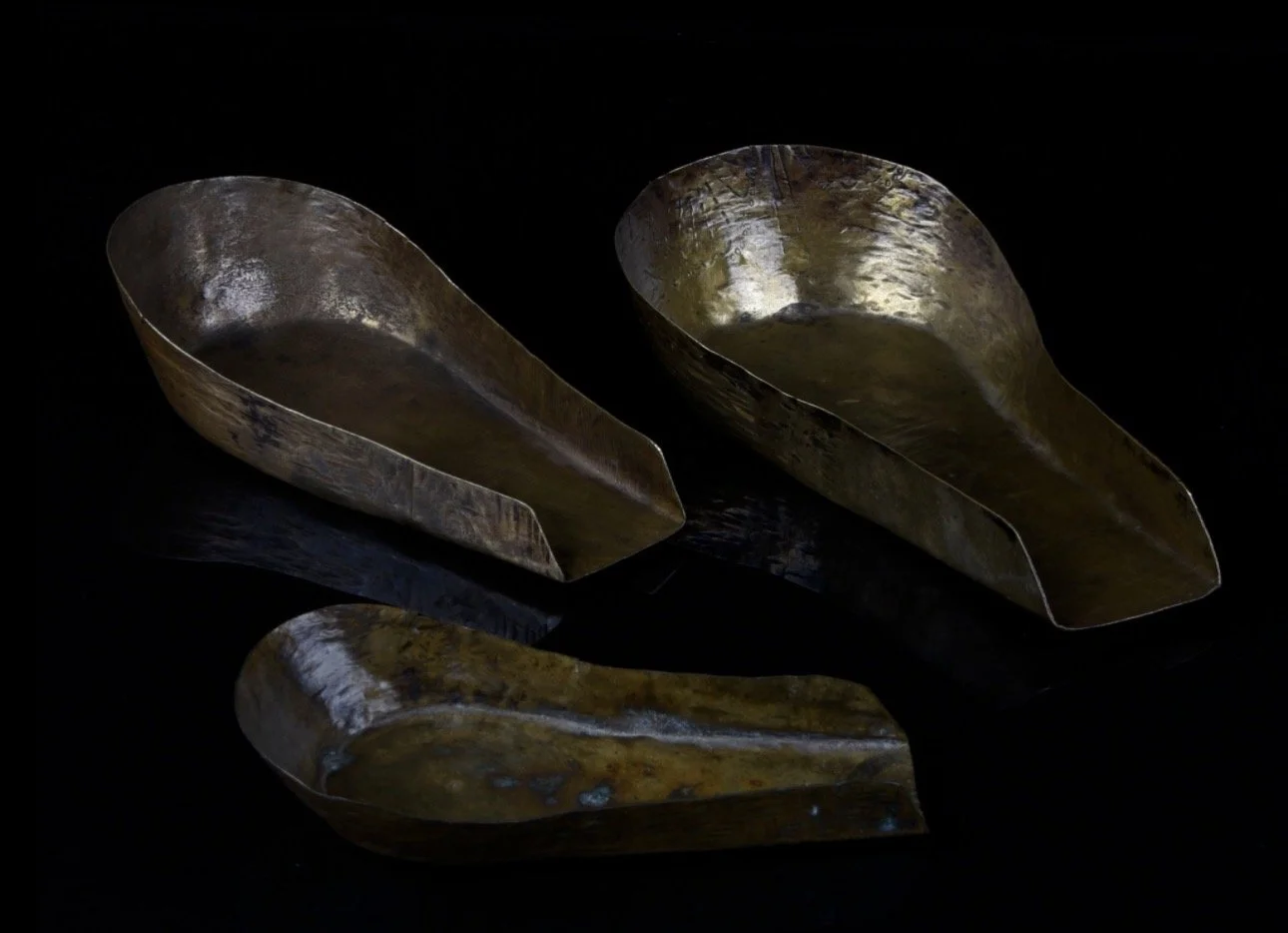 Three blow pan shovels, "famfa" Akan. Ghana. Copper alloy. L 13 – 17 cm.
Published:
Lüthi, Werner & David, Jean (2009). Exhibition Catalogue: Helvetisches Goldmuseum Burgdorf. *Gold in der Kunst Westafrikas* [Gold in the Art of West Africa]. Zurich: 