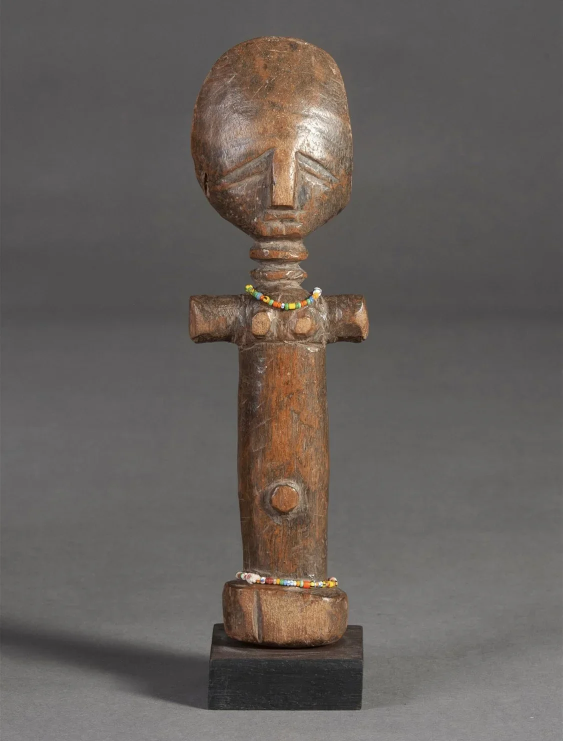 Asante fertility doll, "akuaba”, Ghana. Wood, glass beads. H 23.5cm. Ex Madeleine and Jean-Jacques Keller, Rheinfelden, Switzerland. Hammer Auctions, Basel, Switzerland. Christian Zingg (1956-2023), La Chaux-de-Fonds, Switzerland.