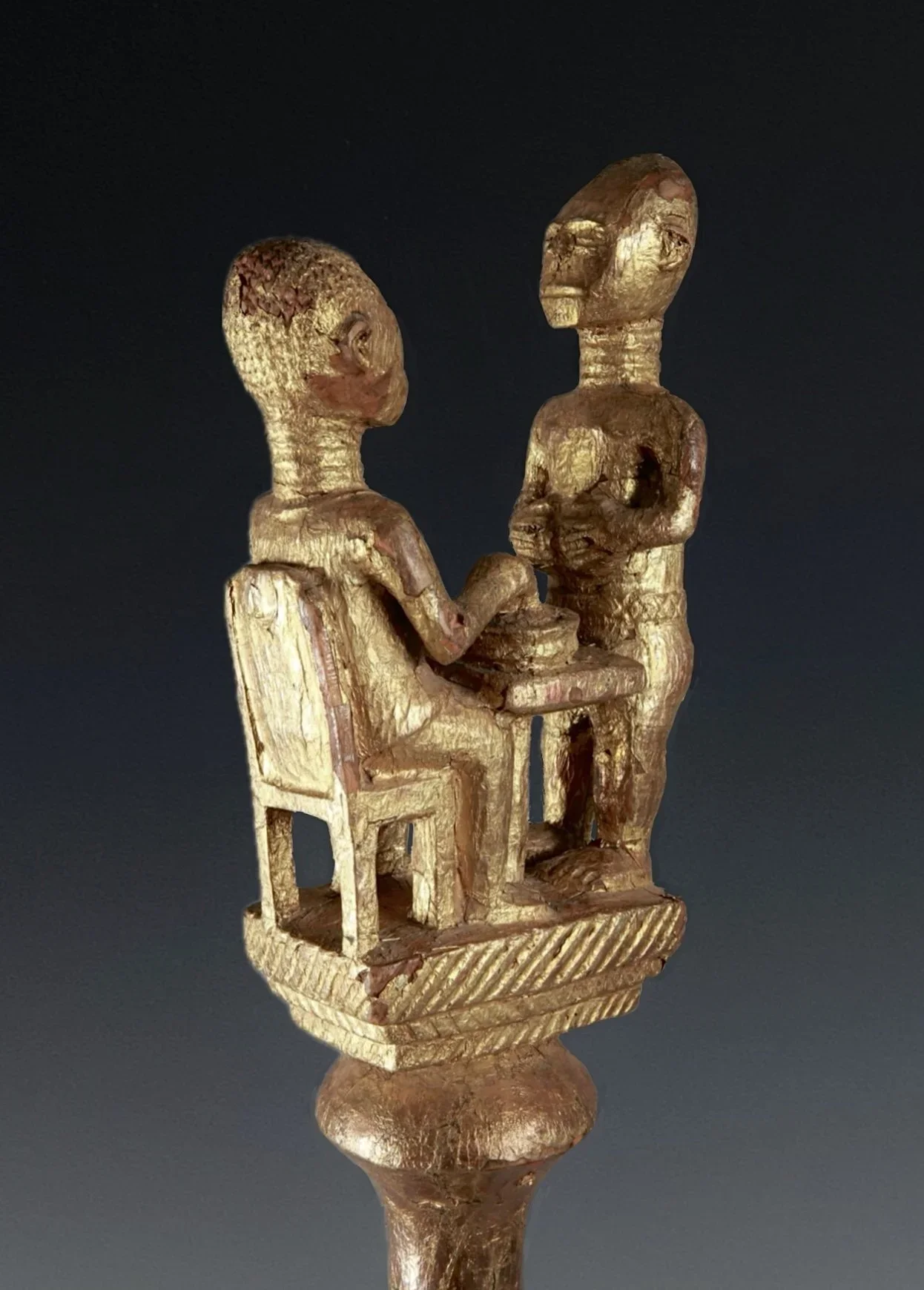 This Asante Okyeame Poma (counselor’s staff) depicts a commonly seen proverb: “The food is for the man who owns it and not for the man who is hungry.” Food here is a metaphor for chieftaincy, which is for the rightful heir and not for one who just hu