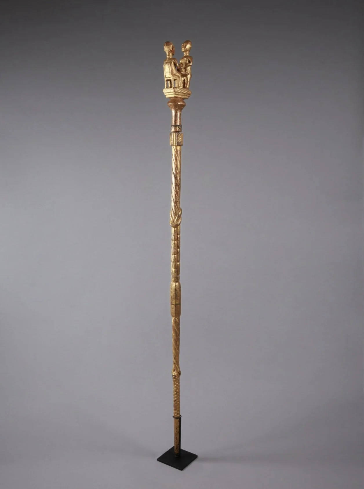 This Asante Okyeame Poma (counselor’s staff) depicts a commonly seen proverb: “The food is for the man who owns it and not for the man who is hungry.” Food here is a metaphor for chieftaincy, which is for the rightful heir and not for one who just hu