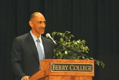 Dungy's message: Adversity teaches you that you can't give up