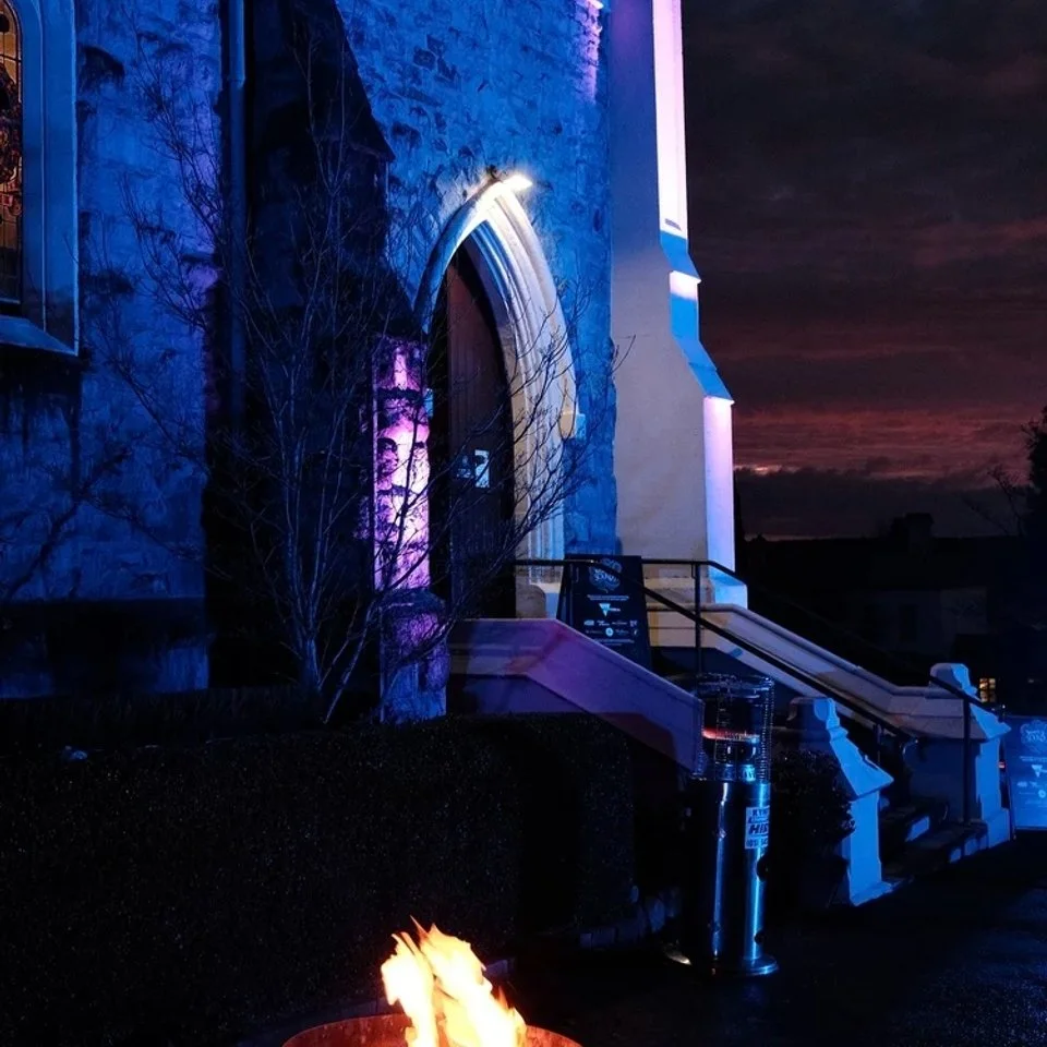 Live music. Glowing fires. Local food. Candlelight.
Winter Sounds Festival is back in the Macedon Ranges – and it’s one of our favourite ways to spend a chilly evening.
🎶 From Trentham to Daylesford, intimate gigs pop up in old halls