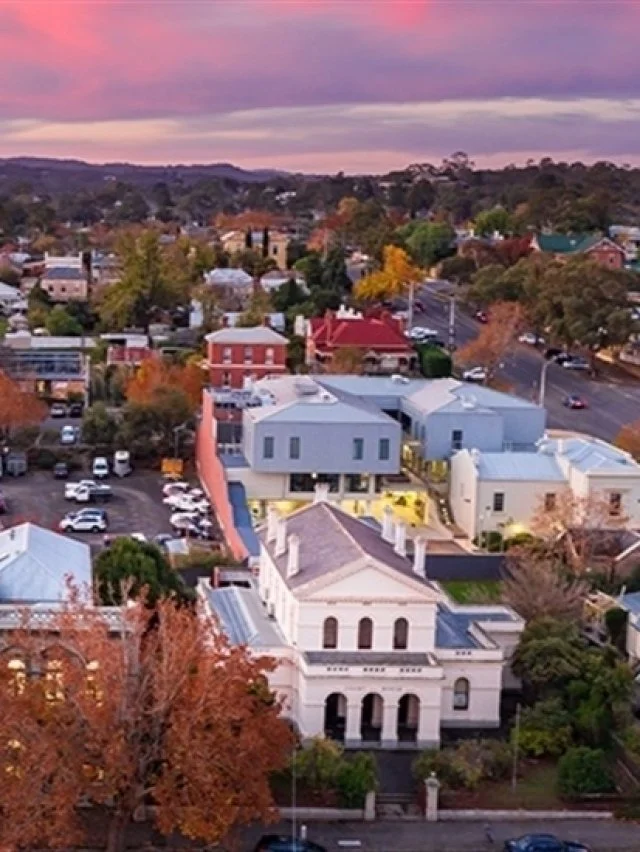 Castlemaine is especially lovely in autumn.

A town made for slow wandering &ndash; independent shops, galleries, good coffee and wide streets that invite you to take your time.

An easy, relaxed outing before returning to the quiet of the farm.

#Sl