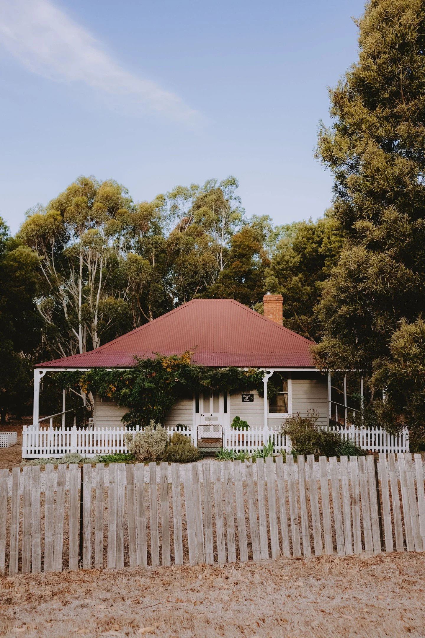 Autumn light has a softness that&rsquo;s hard to describe.

Whether it&rsquo;s early morning mist or the warm glow of sunset, it&rsquo;s a reminder to slow down and notice where you are.

#ShepherdsHillStays #SlowStays #QuietLuxury #FarmStayVictoria 