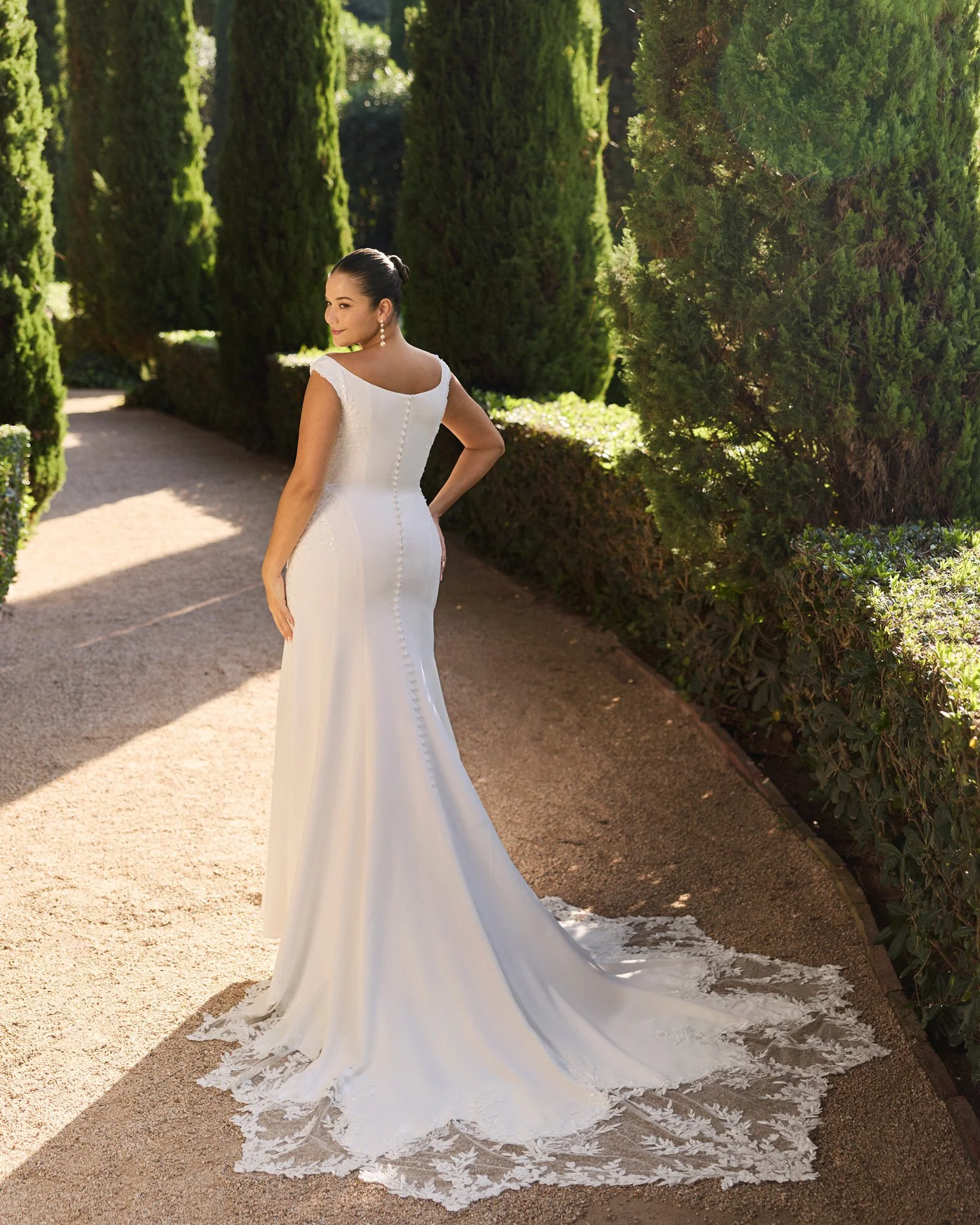 Vestido de noiva sereia Karol em crepe, com botões ao longo das costas e da saia e cauda rendada.