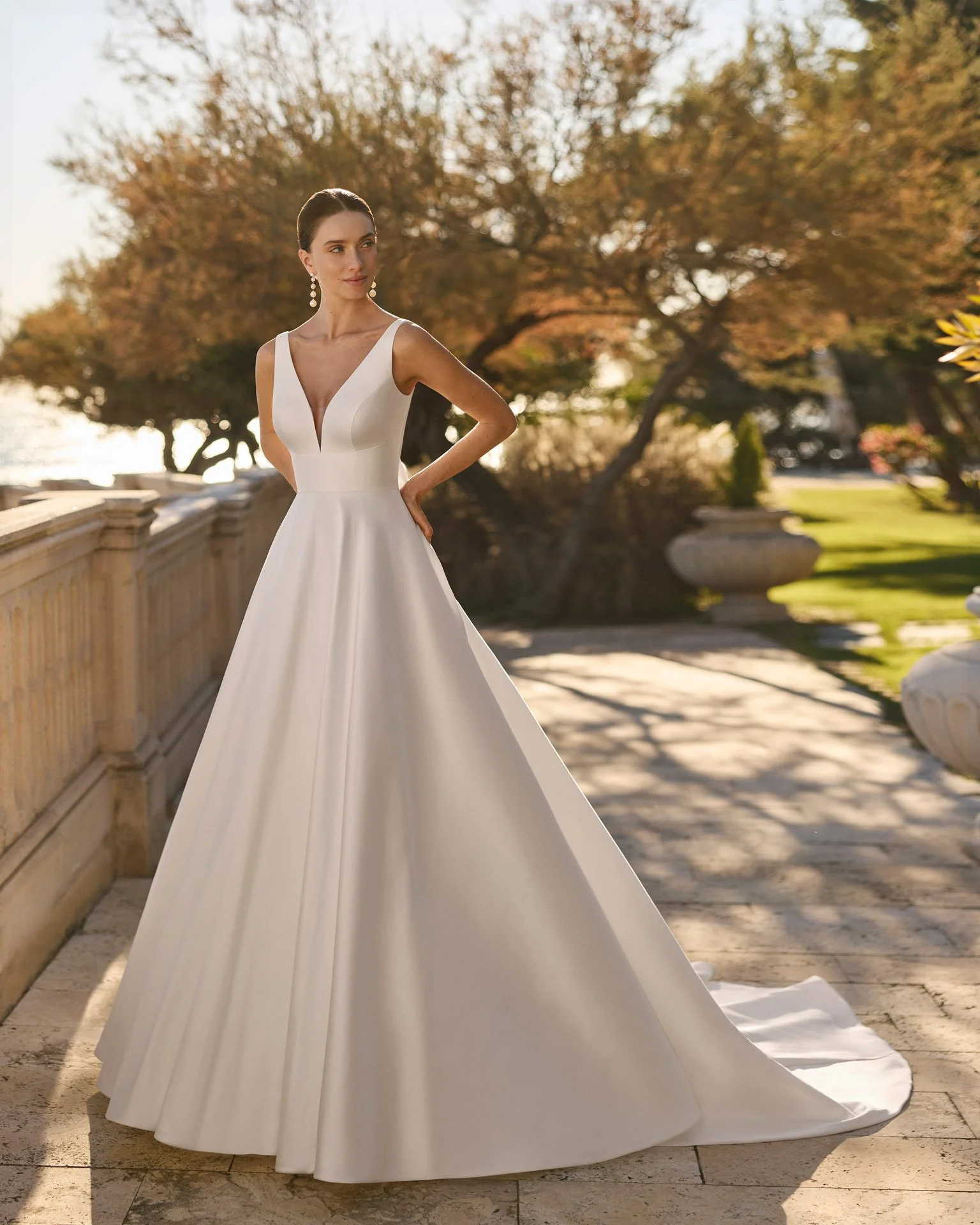Vestido de noiva Frida de corte em A em mikado, com cintura definida, decote em V profundo e mangas balão removíveis em organza suave.