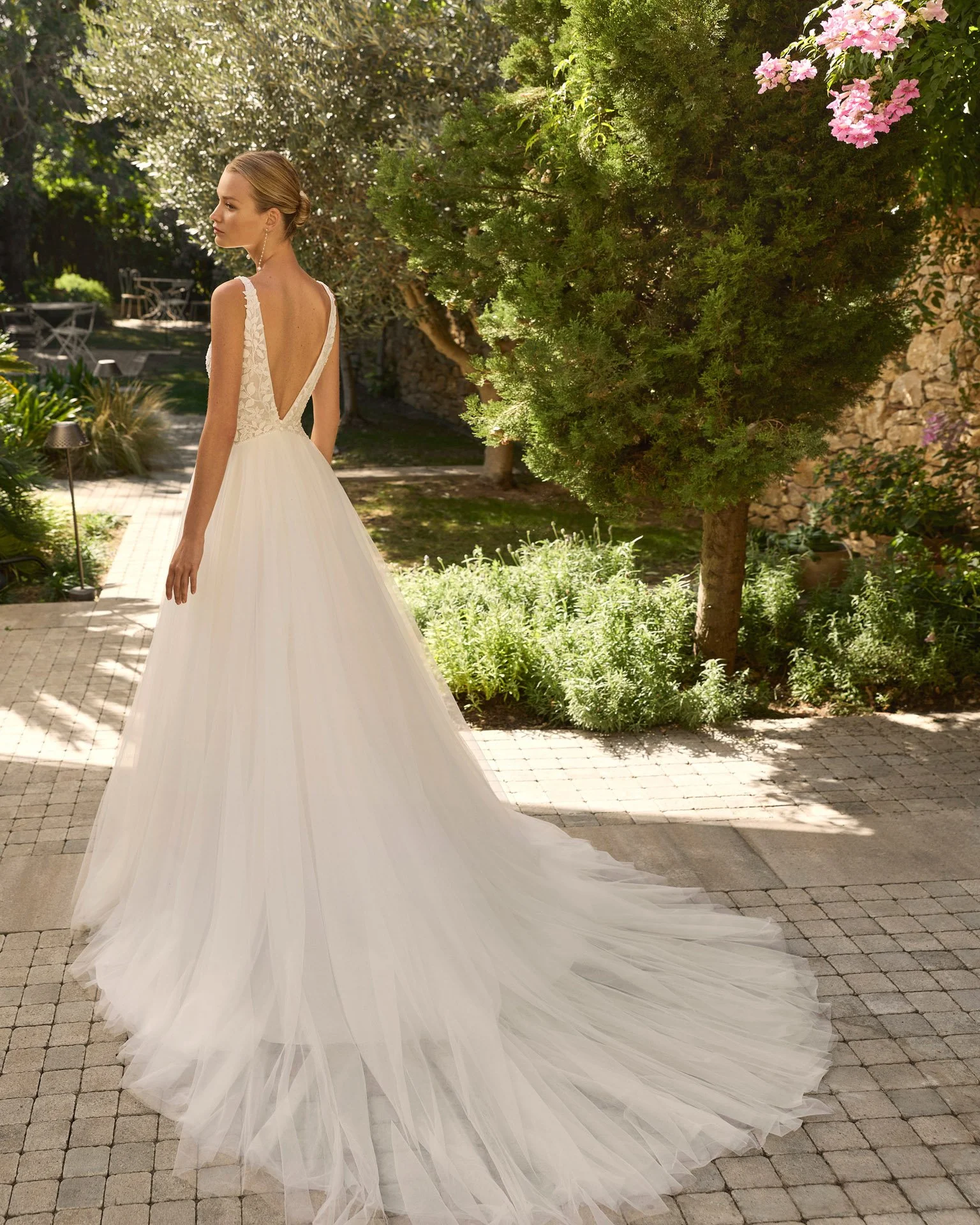 Vestido de Noiva Milano da Alma Novia do Grupo Rosa Clará em tule com decotes em V profundos e racha lateral