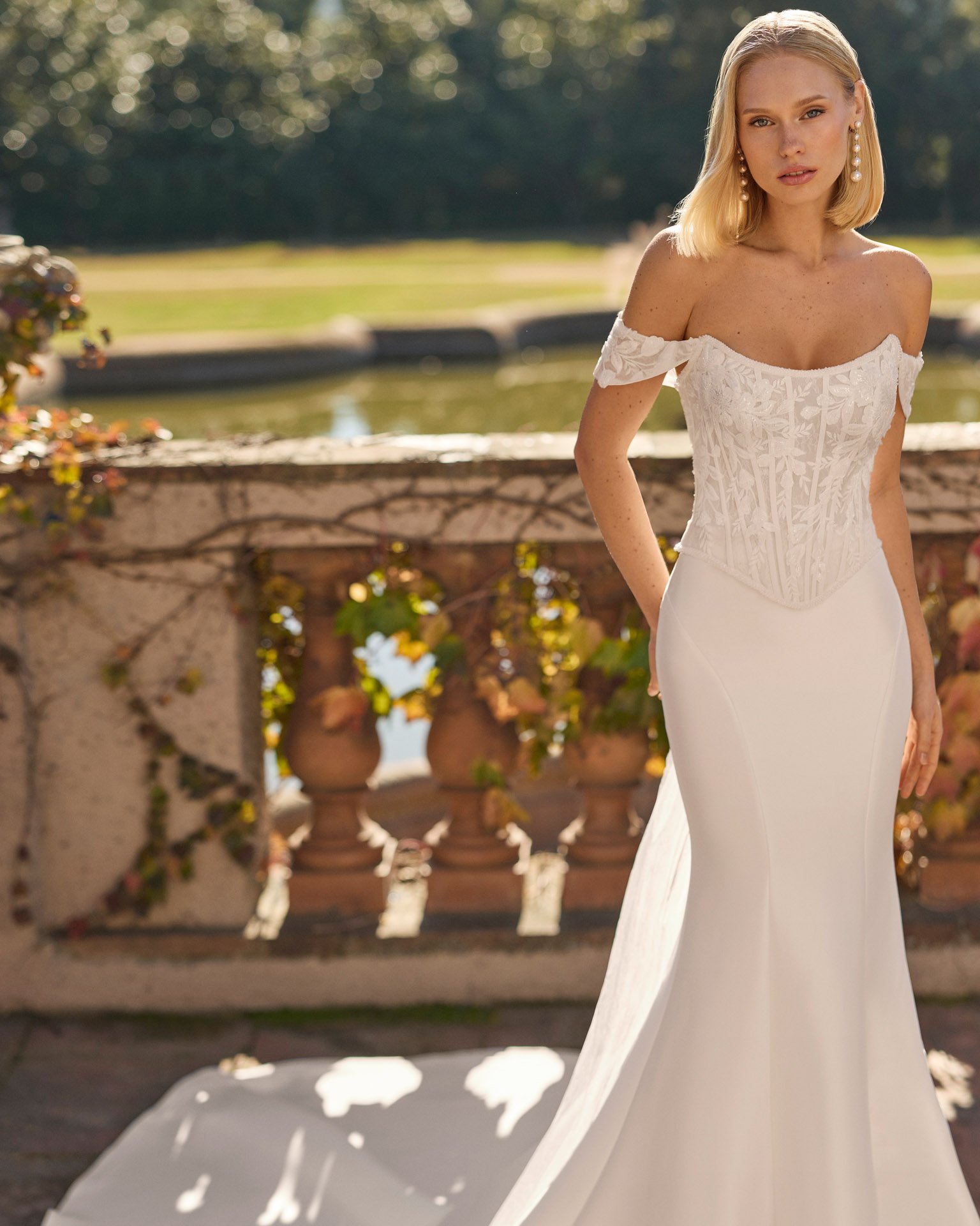 Vestido de noiva Flora com corset cai-cai estruturado totalmente rendado, pedrarias delicadas e alças caídas removíveis, em contraste com a saia lisa em mikado.
