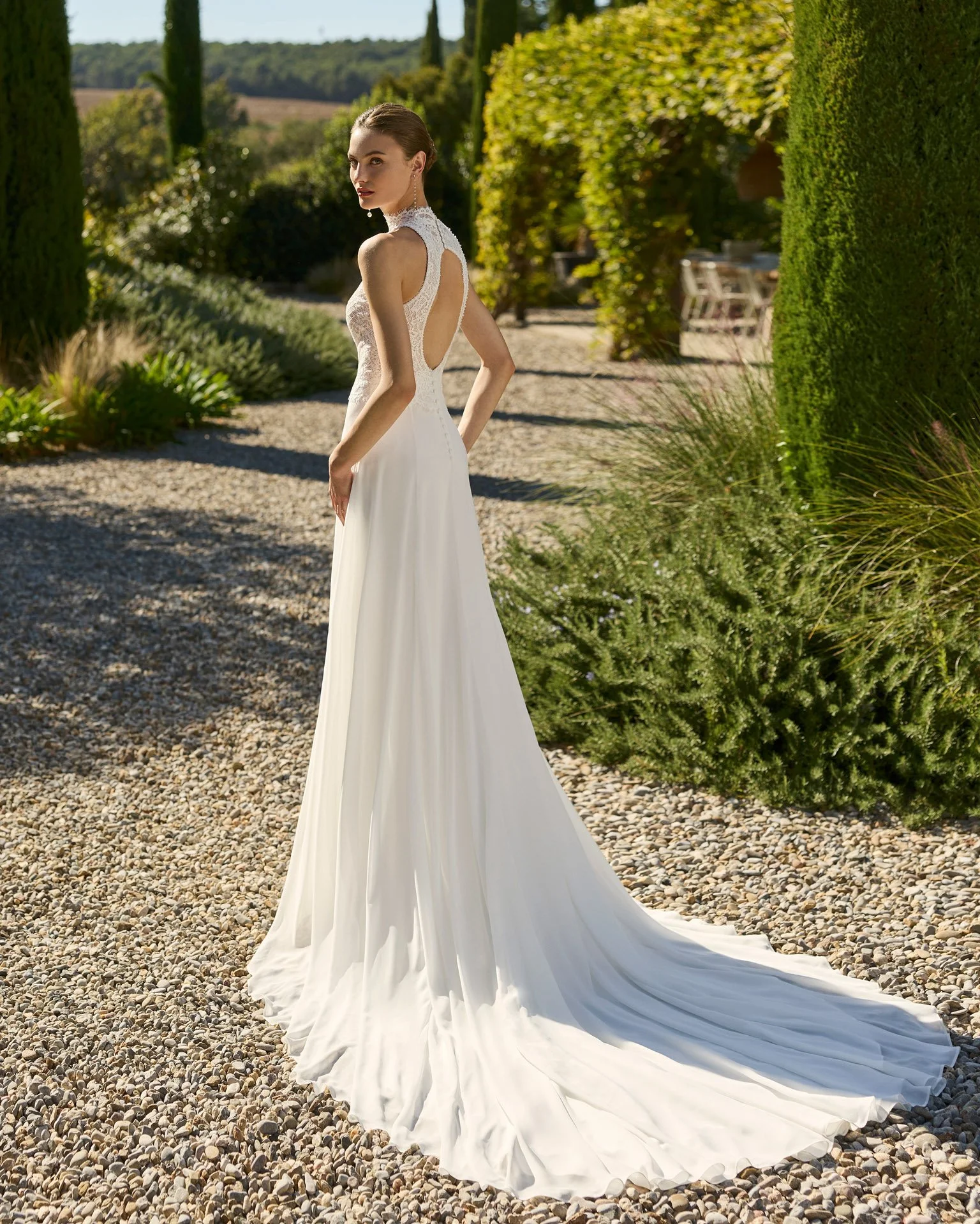 Vestido de Noiva Marea da Alma Novia do Grupo Rosa Clará em georgette com corpete em renda chantilly e capa