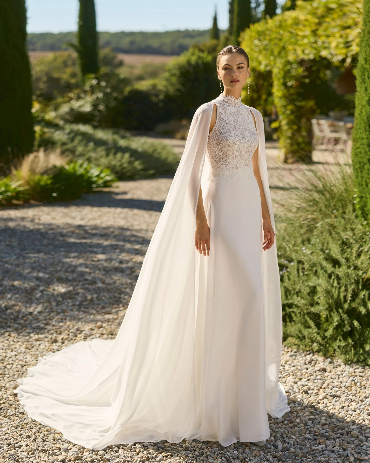 Vestido de Noiva Marea da Alma Novia do Grupo Rosa Clará em georgette com corpete em renda chantilly e capa