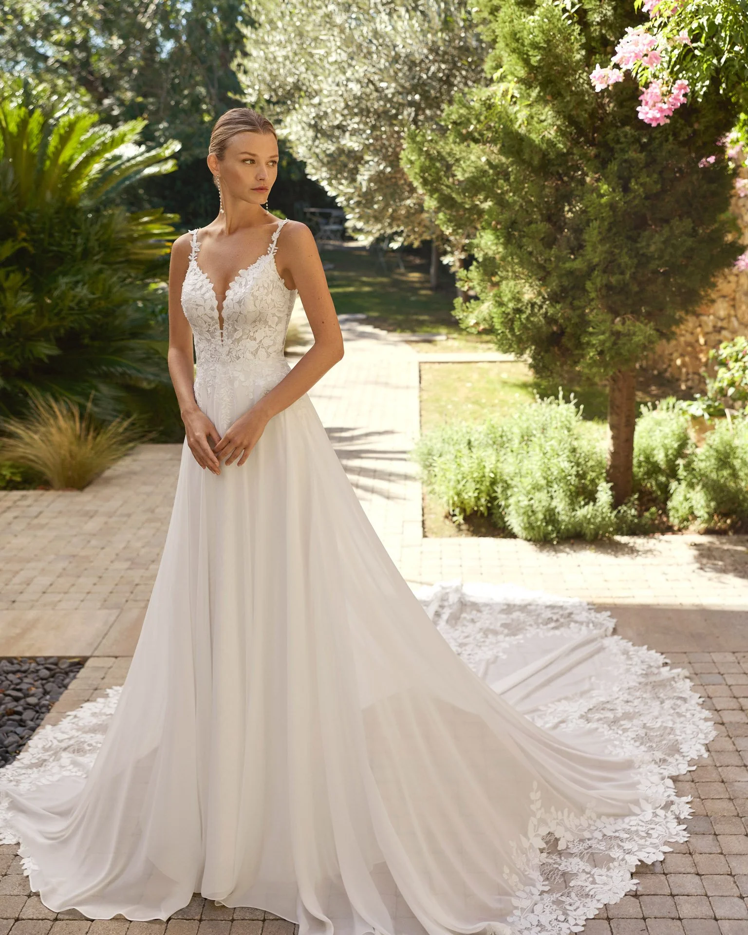 Vestido de Noiva Marlen da Alma Novia do Grupo Rosa Clará em georgette com corpete em renda e cauda rendada