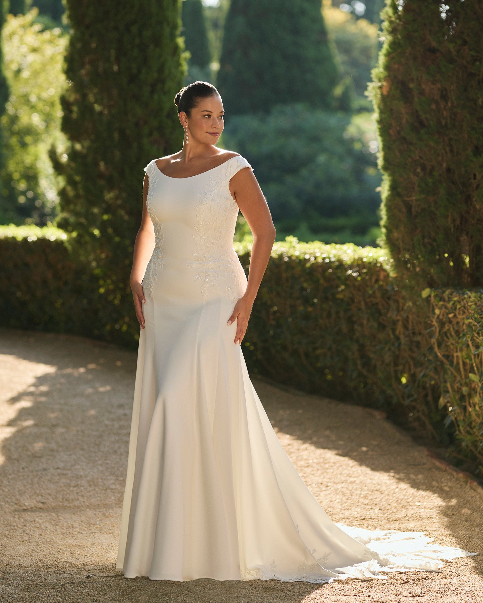 Vestido de noiva sereia Karol em crepe, com decote barco e cintura definida por delicados detalhes em renda.