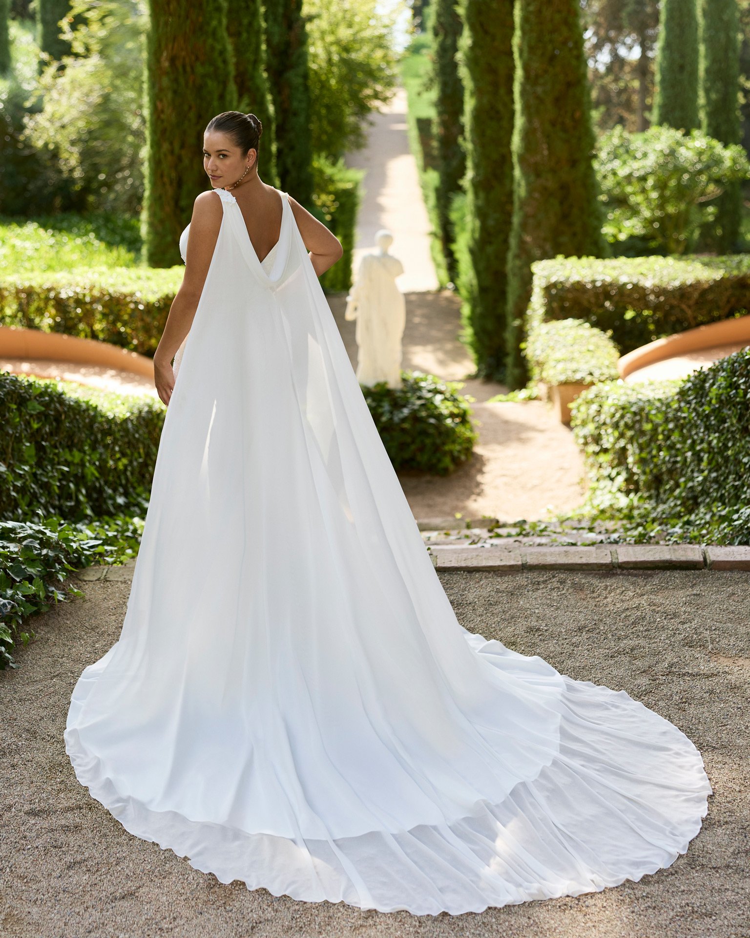 Vestido de noiva Kamara em crepe estruturado com capa removível em chiffon sobre a silhueta sereia.