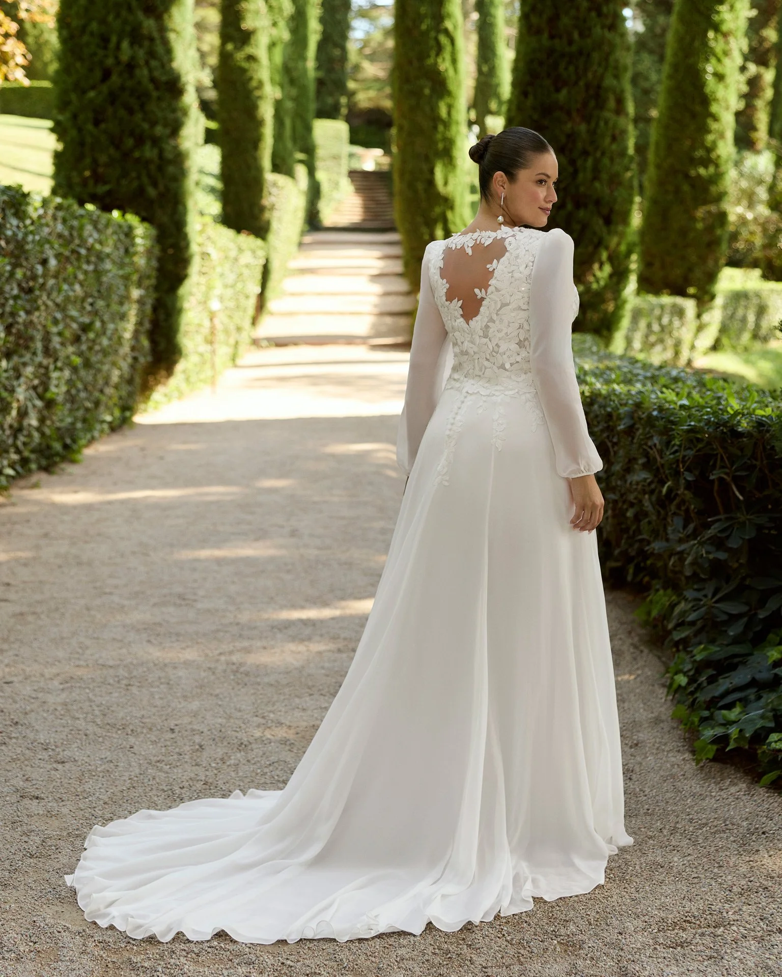 Vestido de noiva Keila com costas em lágrima emolduradas por renda e casaco bordado com mangas balão em chiffon.