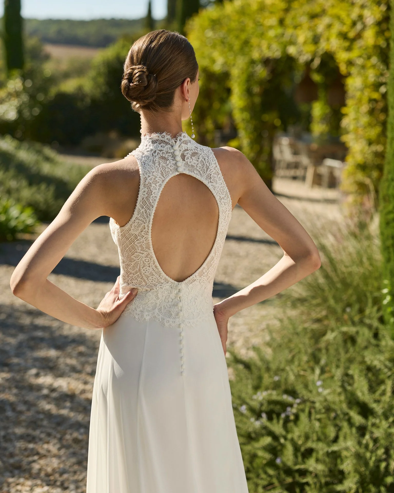 Vestido de Noiva Marea da Alma Novia do Grupo Rosa Clará em georgette com corpete em renda chantilly e capa