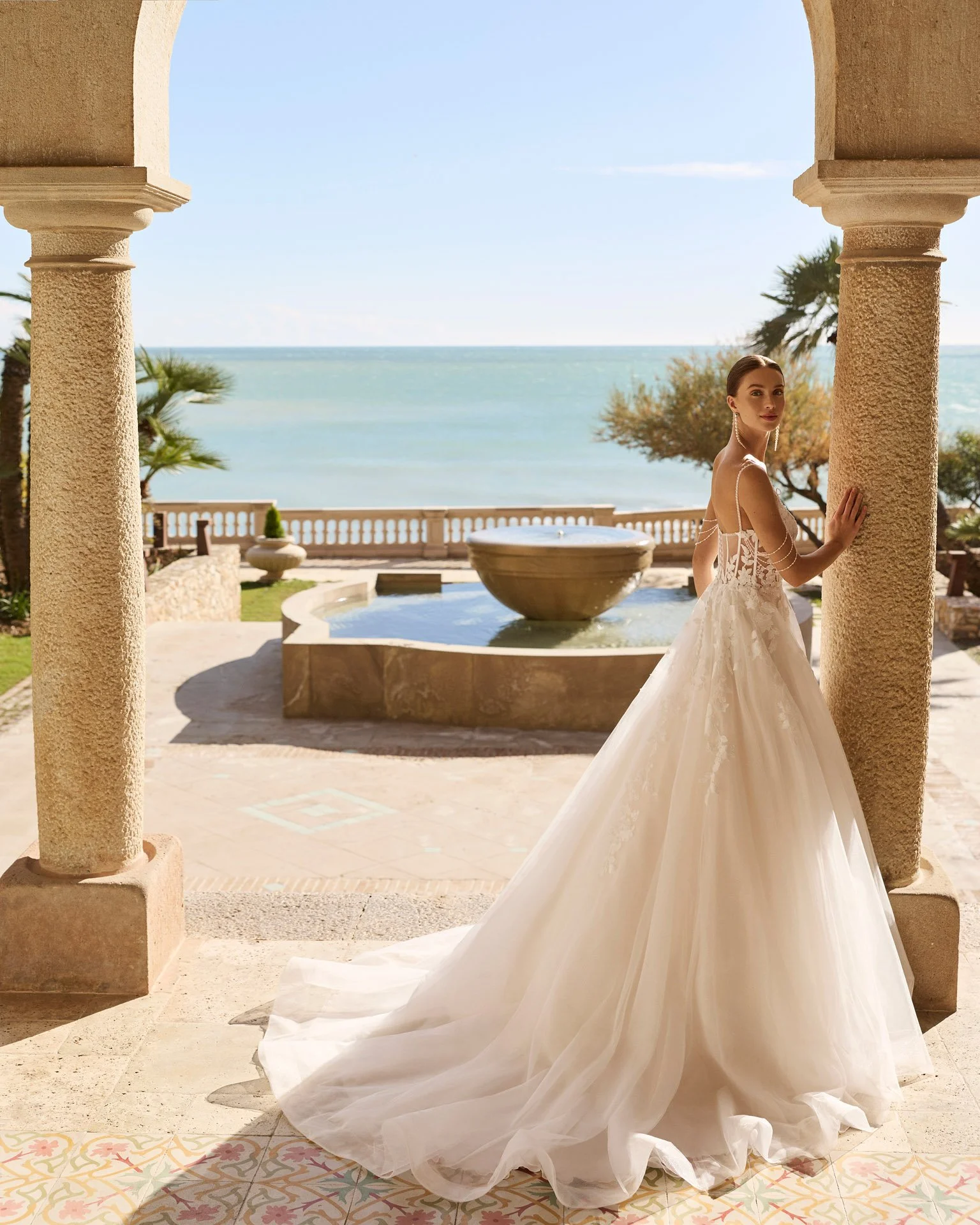 Vestido de noiva Flash de corte em A, em tule e renda, com alças finas ornamentadas com pedraria e delicados laços.