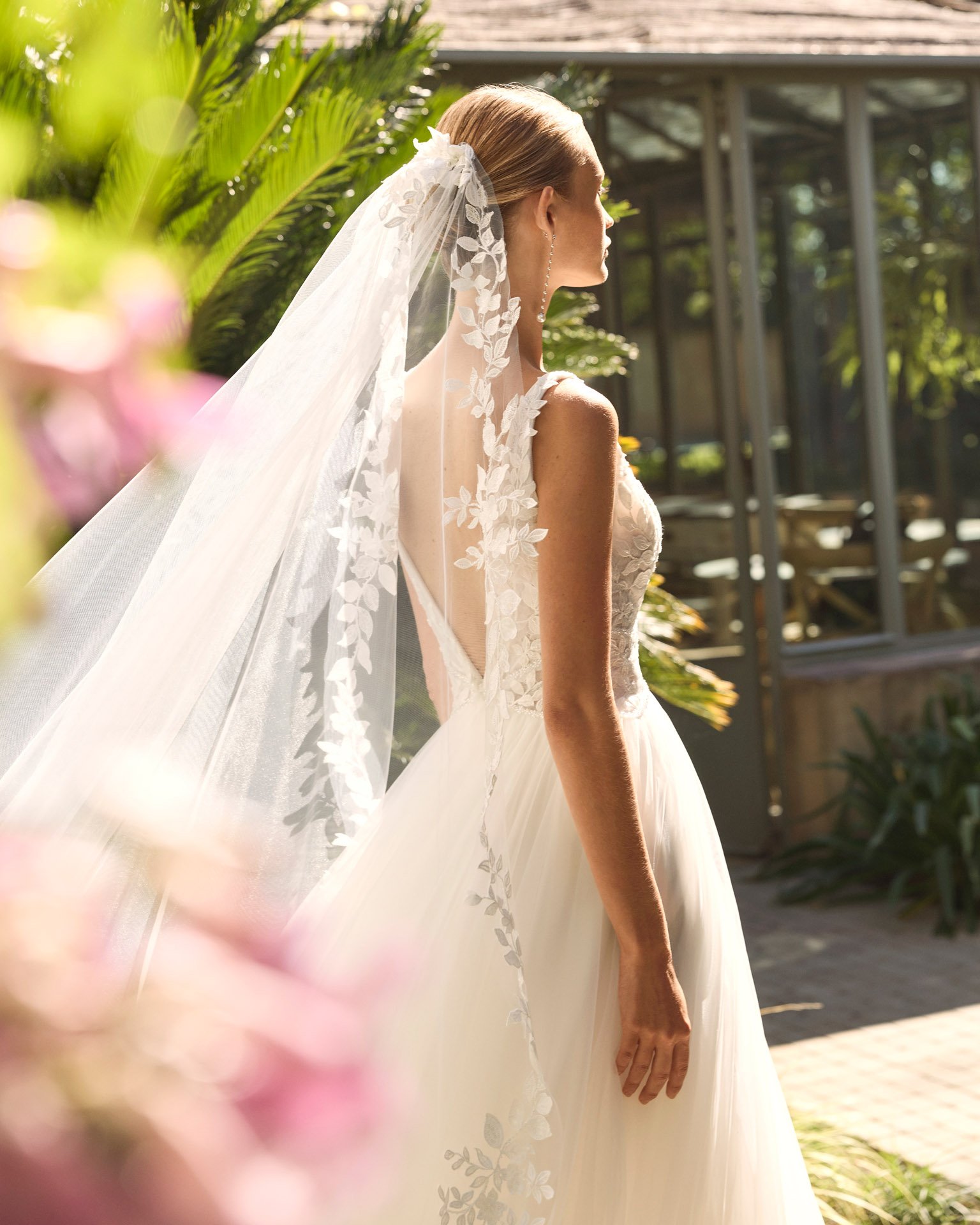 Vestido de Noiva Milano da Alma Novia do Grupo Rosa Clará em tule com decotes em V profundos e racha lateral
