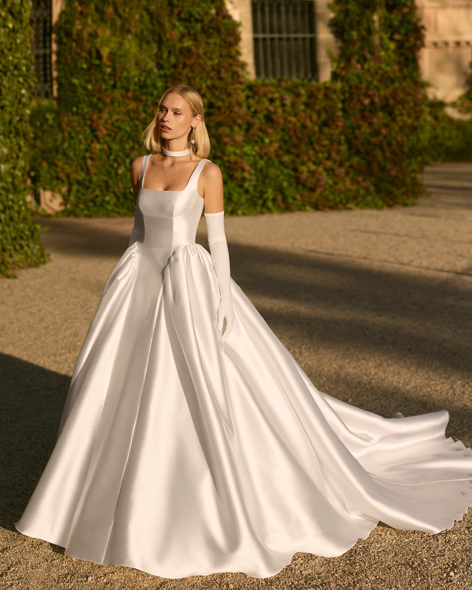 Vestido de noiva Freda de corte princesa em mikado acetinado, com decote quadrado, cintura basca e saia volumosa.
