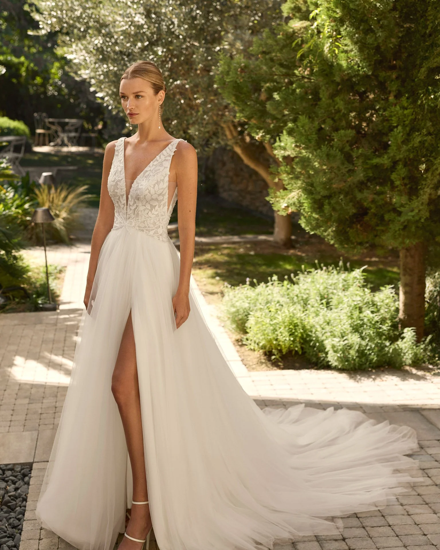 Vestido de Noiva Milano da Alma Novia do Grupo Rosa Clará em tule com decotes em V profundos e racha lateral