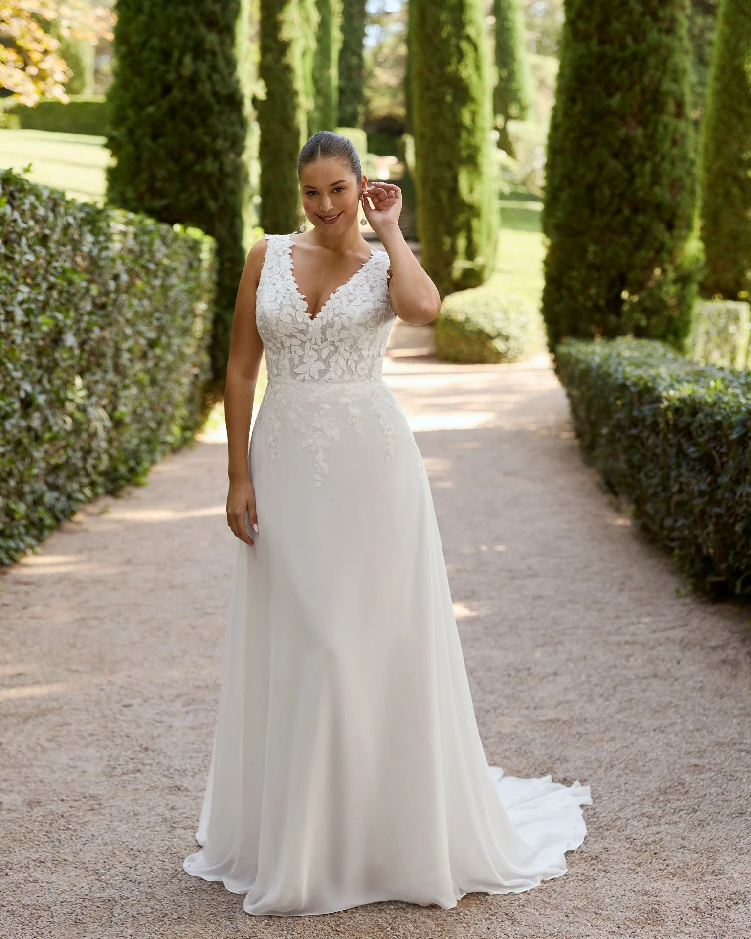 Vestido de noiva esvoaçante Keila com corpete bordado em renda, decote em V, alças largas e casaco com mangas balão em chiffon.