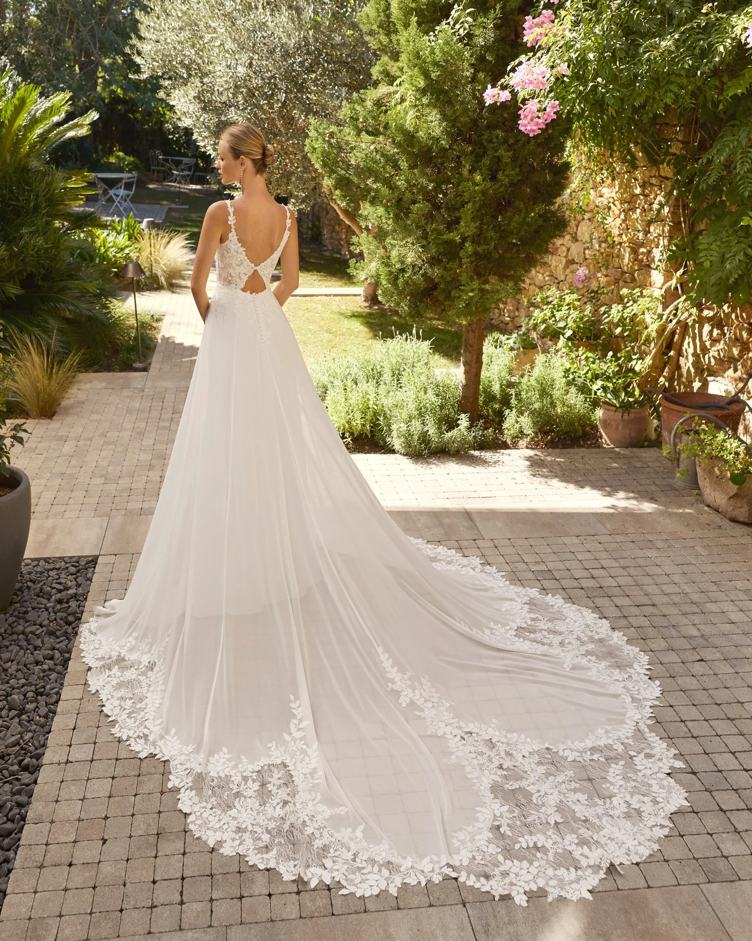 Vestido de Noiva Marlen da Alma Novia do Grupo Rosa Clará em georgette com corpete em renda e cauda rendada