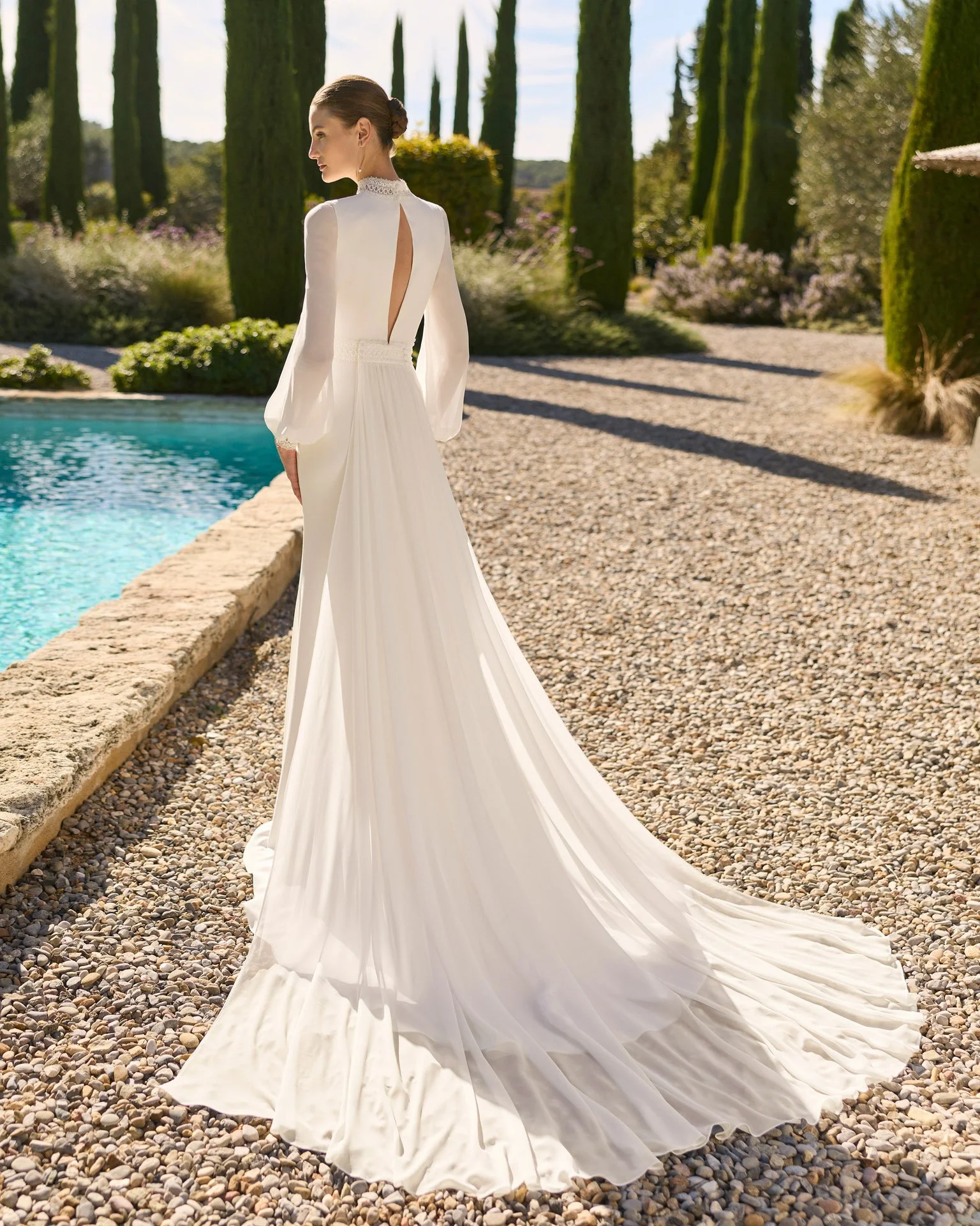 Vestido de Noiva Meredy da Alma Novia do Grupo Rosa Clará de corte sereia em crepe com gola alta em renda