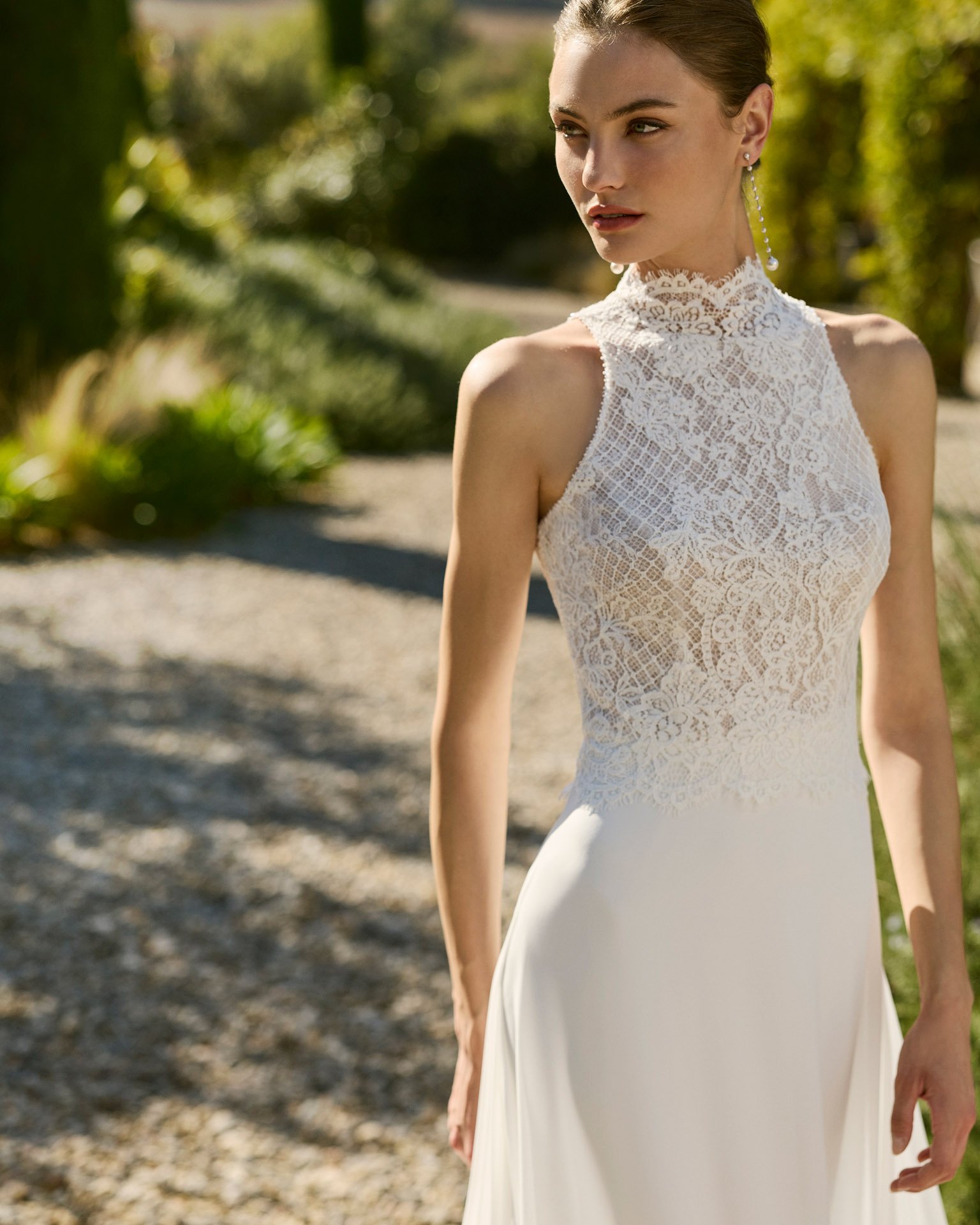 Vestido de Noiva Marea da Alma Novia do Grupo Rosa Clará em georgette com corpete em renda chantilly e capa