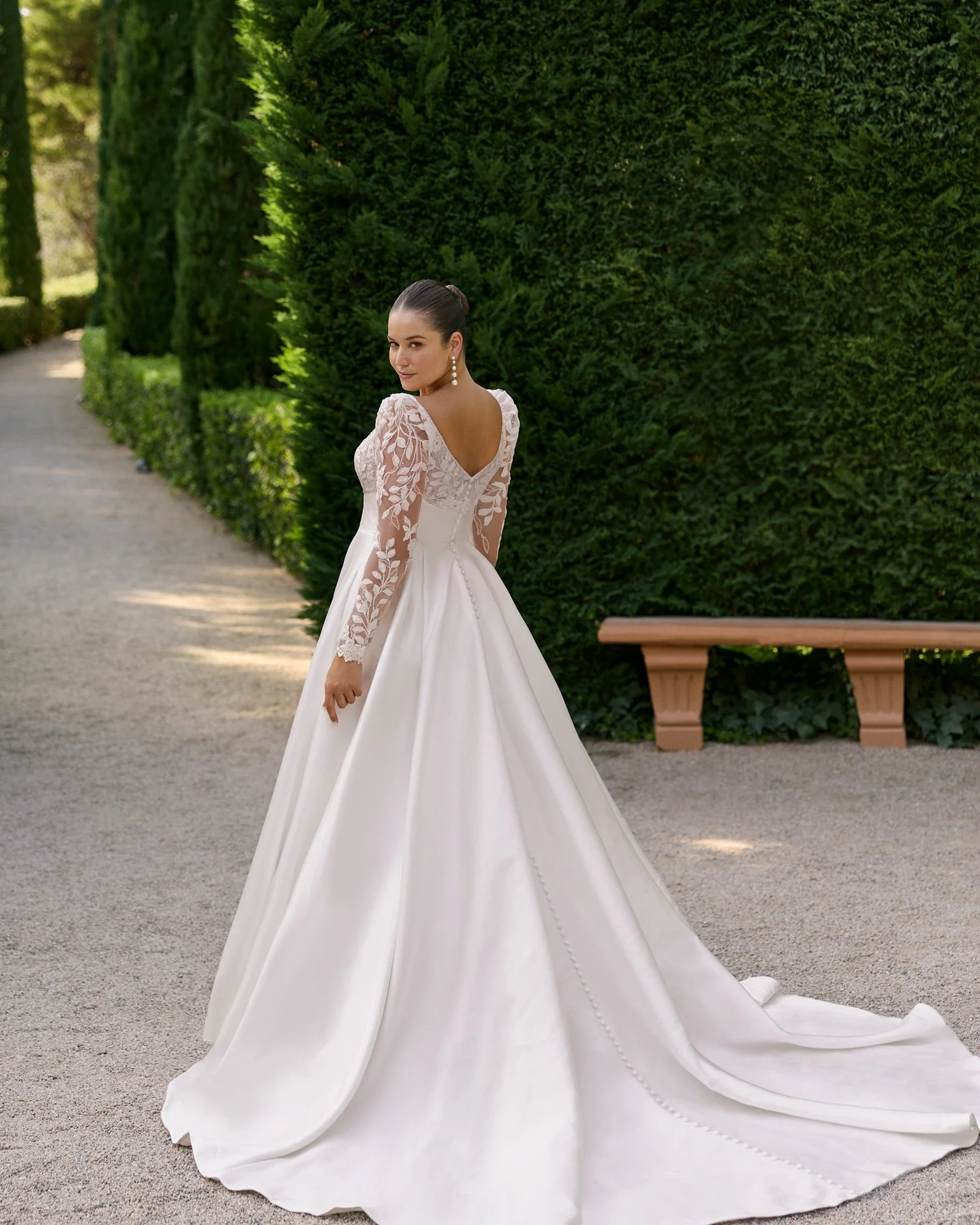 Vestido de noiva Kim de corte em A, com mangas compridas removíveis, saia em mikado e botões que se prolongam pelas costas até à cauda.