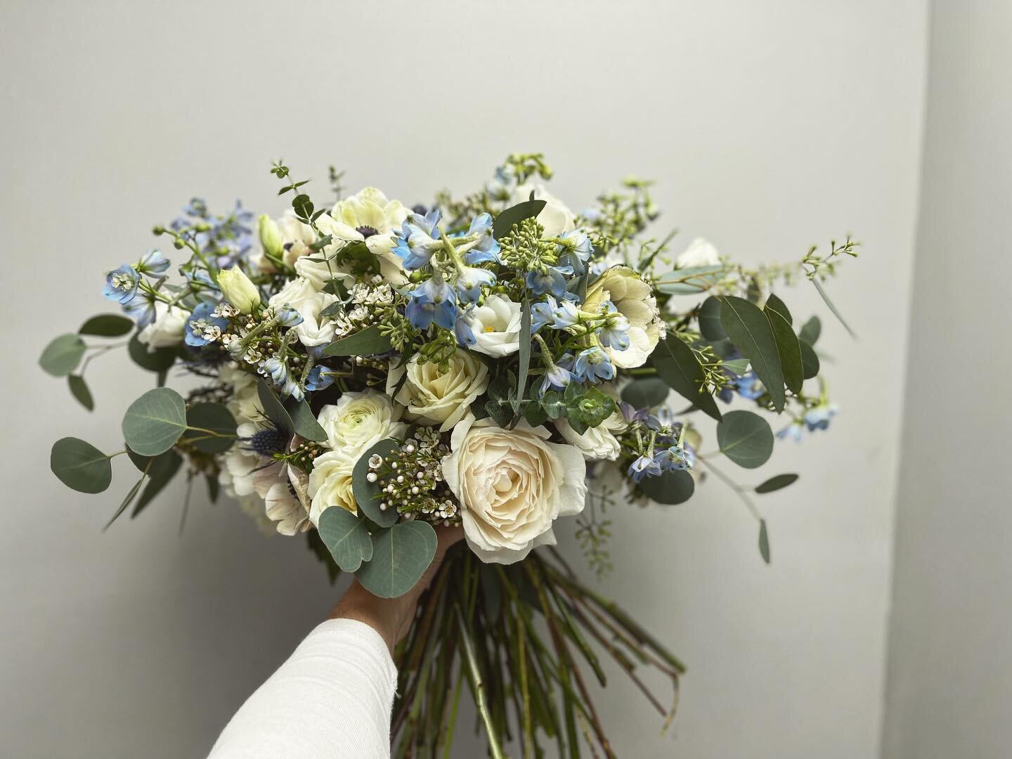 Whoever said having the blues is a bad thing was seriously mistaken 🦋🌿 
#popsofblue #bridalbouquet #weddingflowers #floraldesign #wildandwonderfulwv