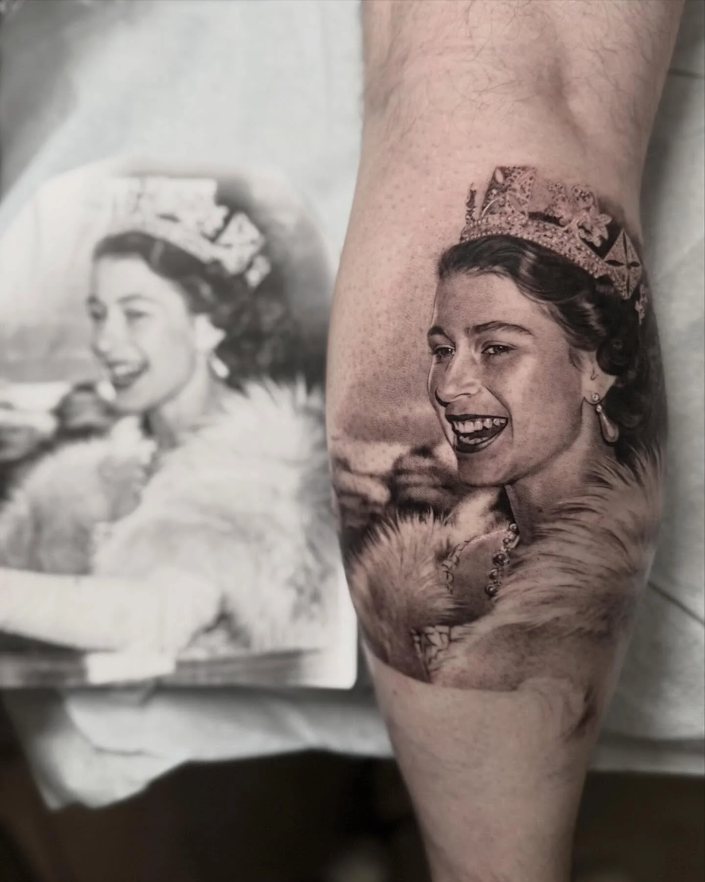 God Save The Queen 🇬🇧

Inquiry link is in bio🖤
Done at @dot.creativegroup 

#tattoo #portraittattoo #queenelizabeth #photorealism #microrealism #queentattoo #🇬🇧 #inked #skinart #goldy #nyctattoo