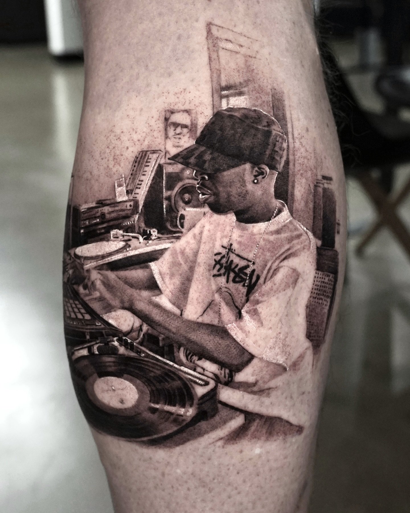 James Dewitt Yancey - AKA Jay Dee - AKA J Dilla - AKA Dilla Dawg

9 hours

Inquiry link is in bio 
Done at @dot.creativegroup 

#tattoo #detailedtattoo #portraittattoo #photorealism #microrealism #jdilla #hiphoptattoo  #goldy #skinart #nyctattoo