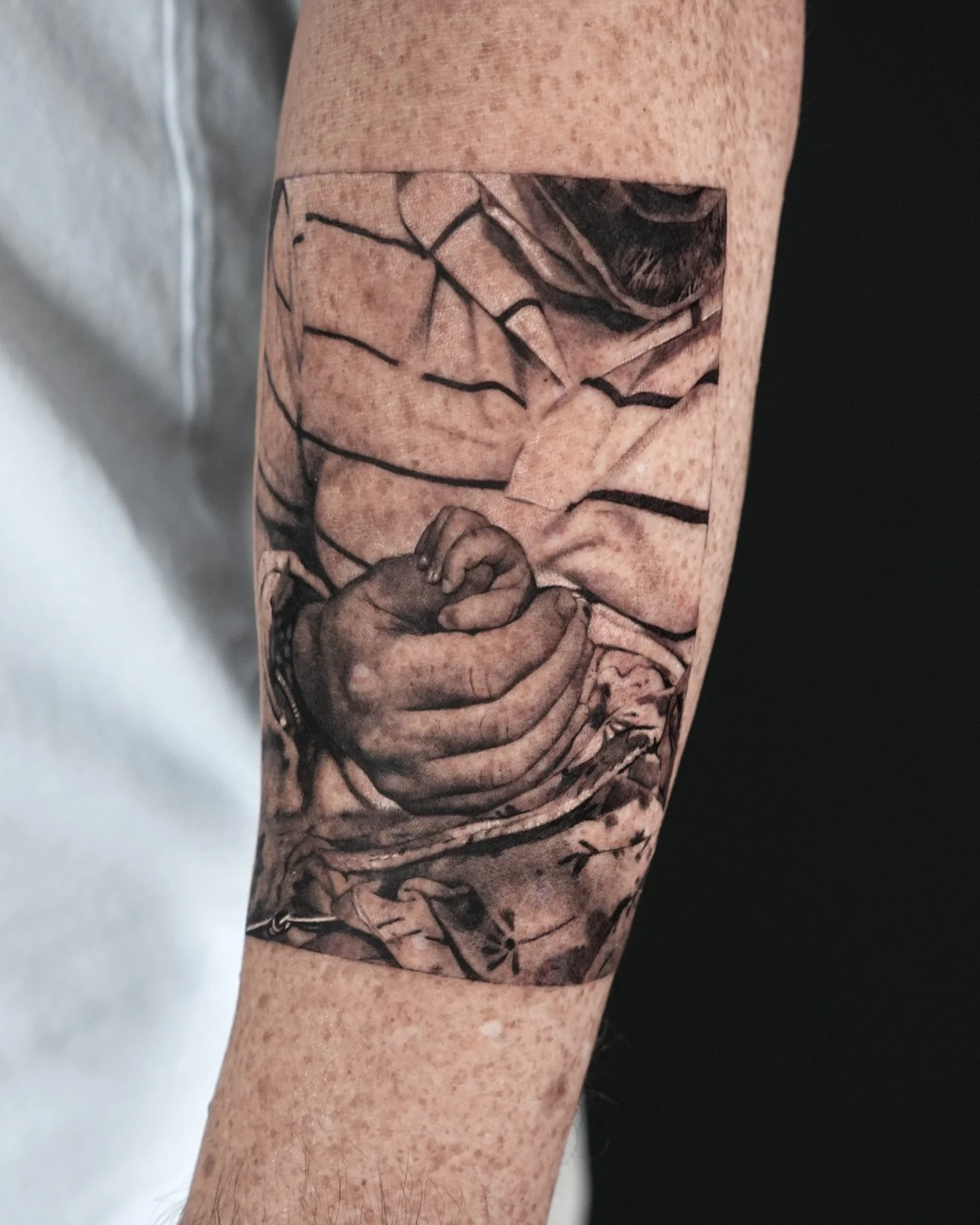 Sweet moment 🖤

Inquiry link is in bio 🙏
Done at @dot.creativegroup 

#tattoo #babytattoo #photorealism #microrealism #detailedtattoo #portraittattoo #nyc #nyctattoo #goldy #holdinghands #skinart #tattoodesign #familypicture