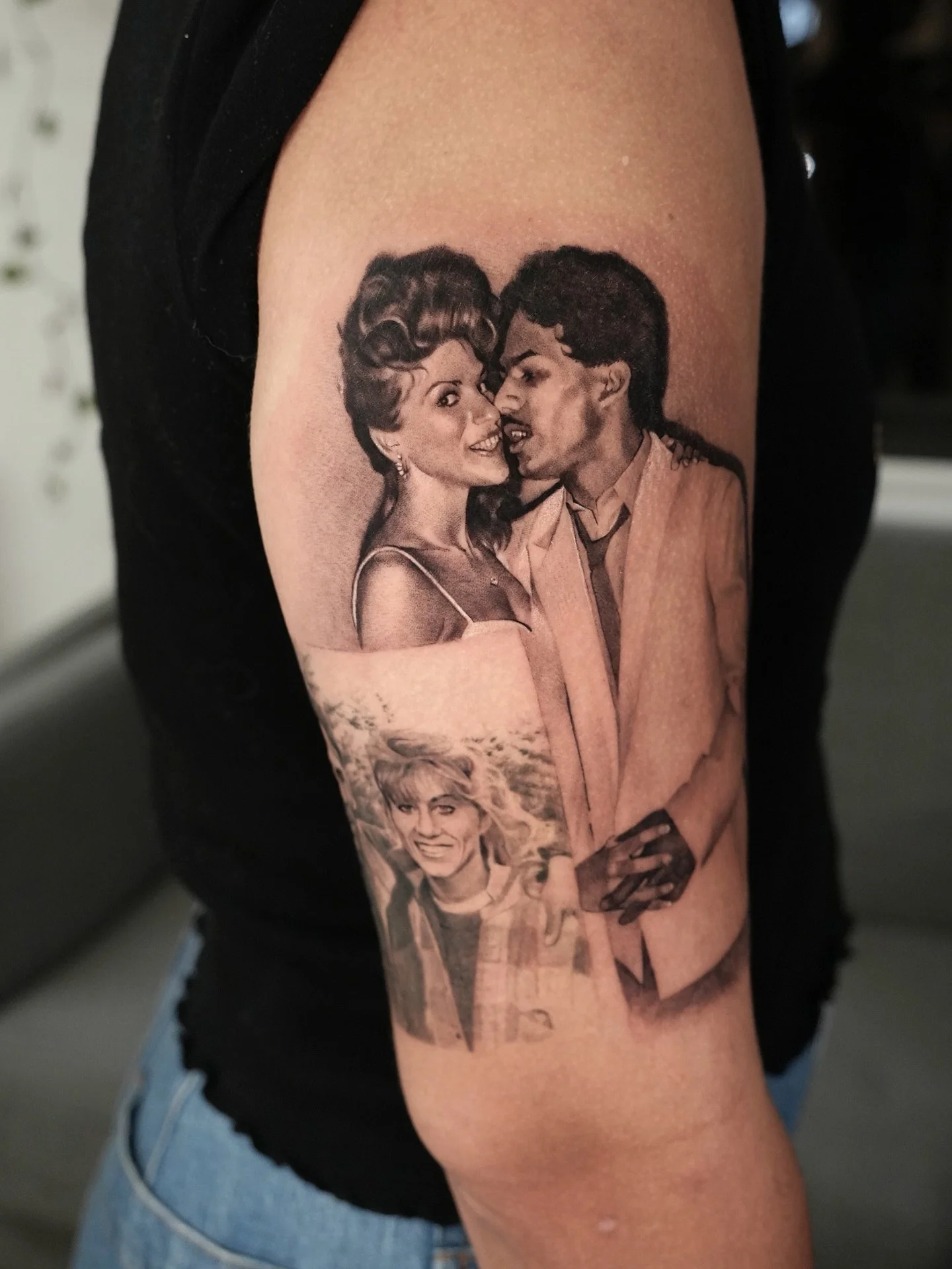 Lovely picture of her parents 🖤 adding on to a tattoo of them from a year ago. *Last picture is taken on my phone without polarizer 

Inquiry link is in bio 🙏
Done at @dot.creativegroup 

#tattoo #parentstattoo #photorealism #microrealism #detailed