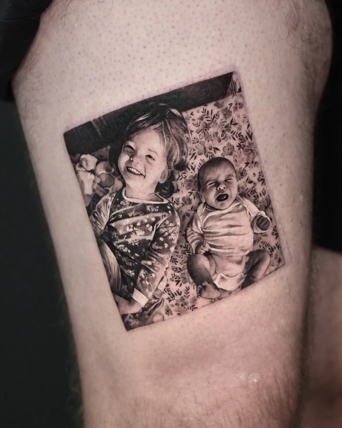 Inquiry link is in bio 🖤
Done at @dot.creativegroup 

#tattoo #kidstattoo #photorealism #microrealism #detailedtattoo #portraittattoo #nyc #nyctattoo #goldy #inked #skinart #familypicture #tattoodesign