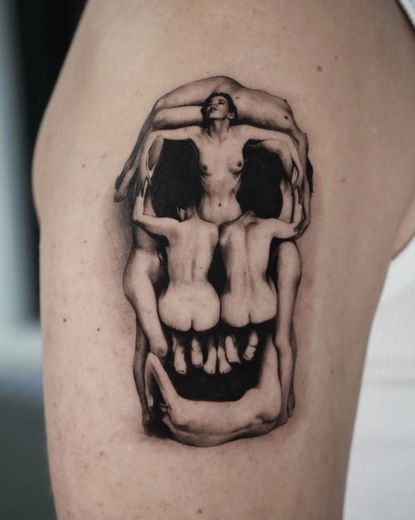 In Voluptas Mors , Salvador Dali 1951

Inquiry link is in bio 🙏
Done at @dot.creativegroup 

#tattoo #arttattoo #salvadordali #involuptasmors #photorealism #microrealism #detailedtattoo #dali #nyc #nyctattoo #goldy #inked #skinart #sons #tattoodesig