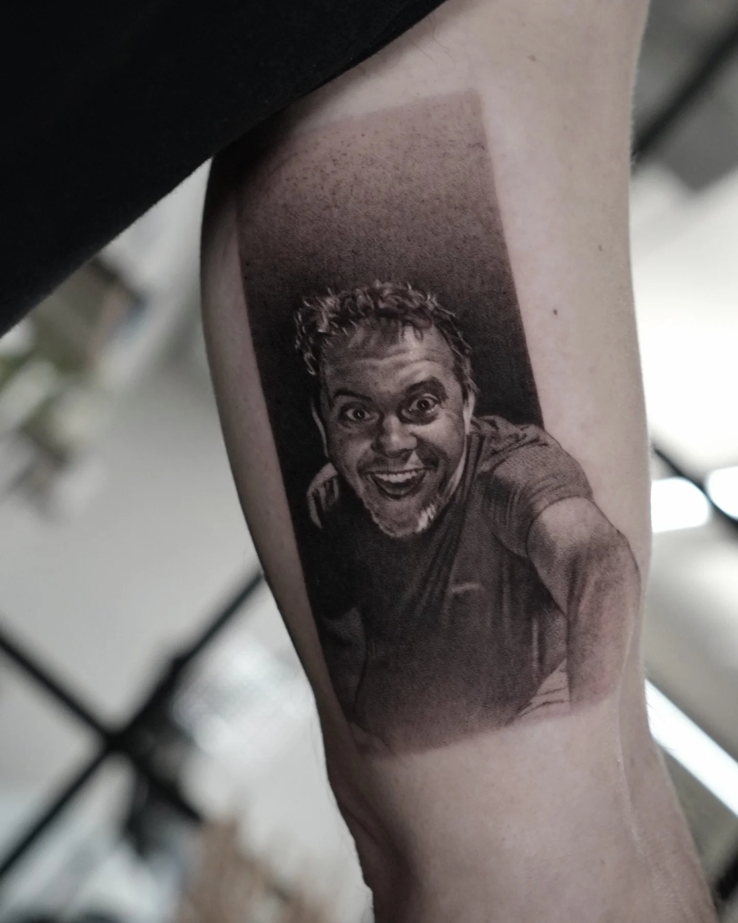 Portrait of his brother 🖤
This was not an easy reference with fully black background, I tried to keep it on the lighter side while keeping the contrast.

 Books open, Inquiry link is in bio 🙏
Done at @dot.creativegroup 

#tattoo #brothertattoo #pho