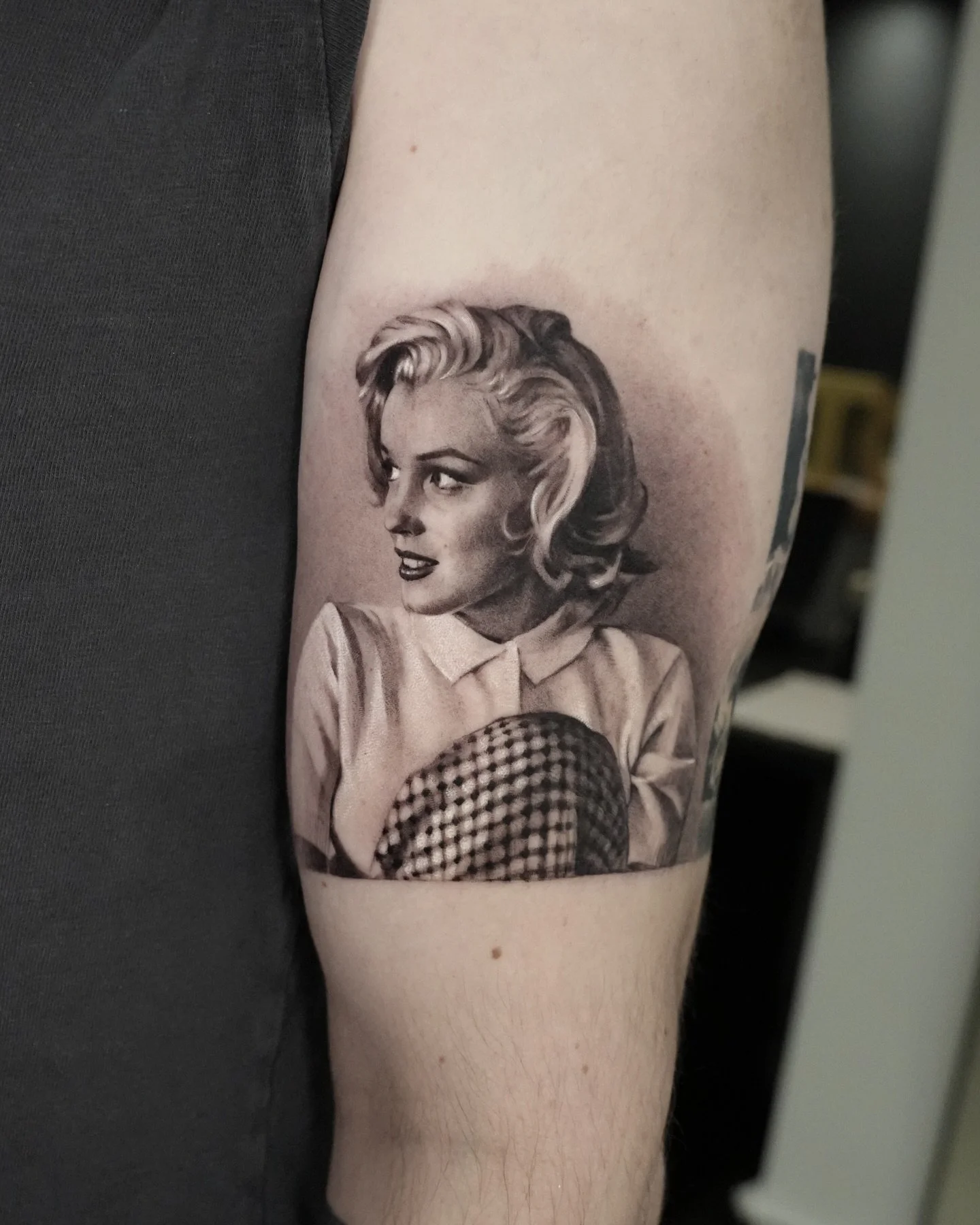 Marilyn🖤

For new projects - Inquiry link is in bio 🙏
Done at @dot.creativegroup 
To guest with us please DM the studio!

#tattoo #marilynmonroe #photorealism #microrealism #oldphoto #detailedtattoo #portraittattoo #nyc #nyctattoo #goldy #inked #sk